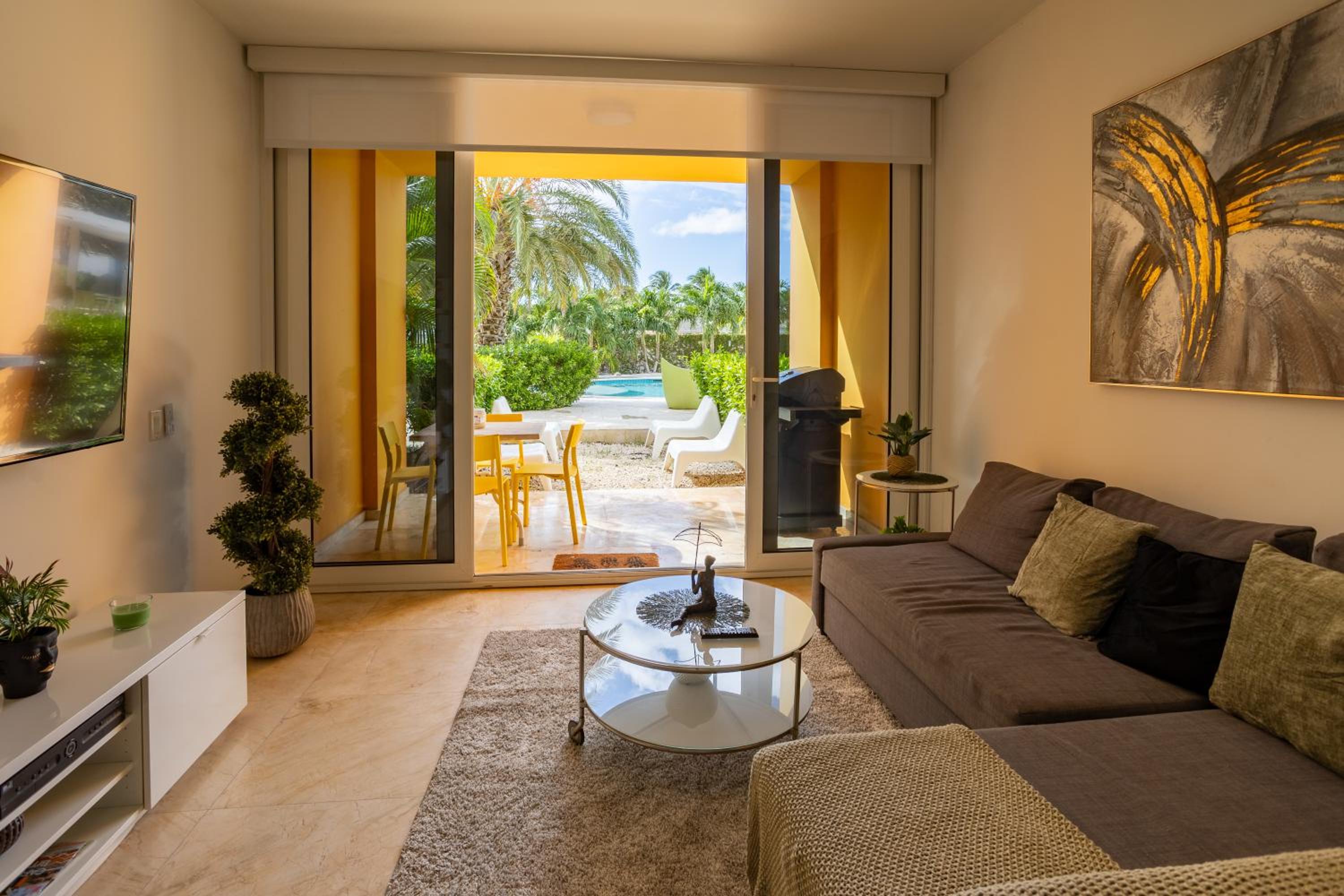 Modern Ground Level Condo, 2 bedrooms, Direct pool access