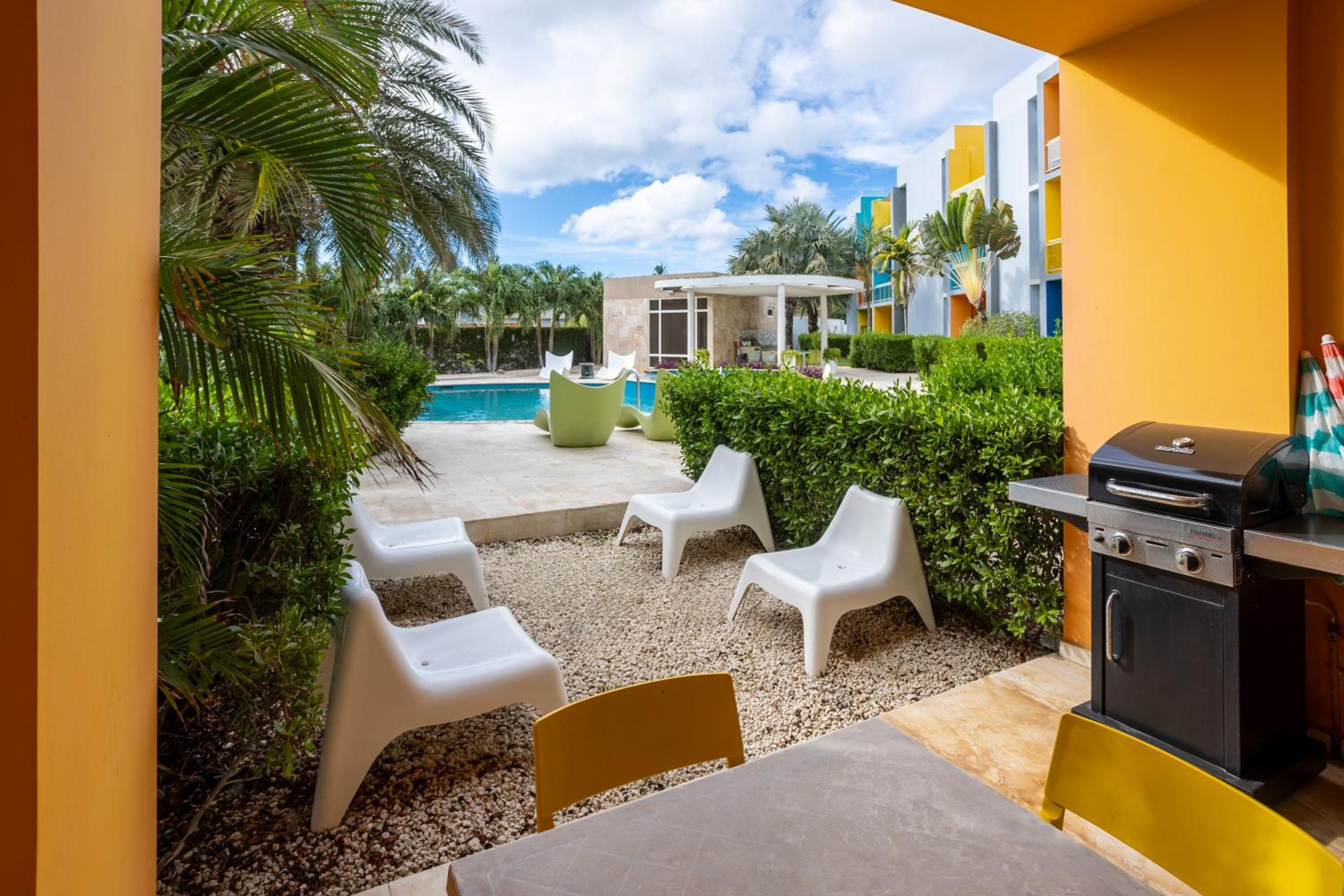 Modern Ground Level Condo, 2 bedrooms, Direct pool access