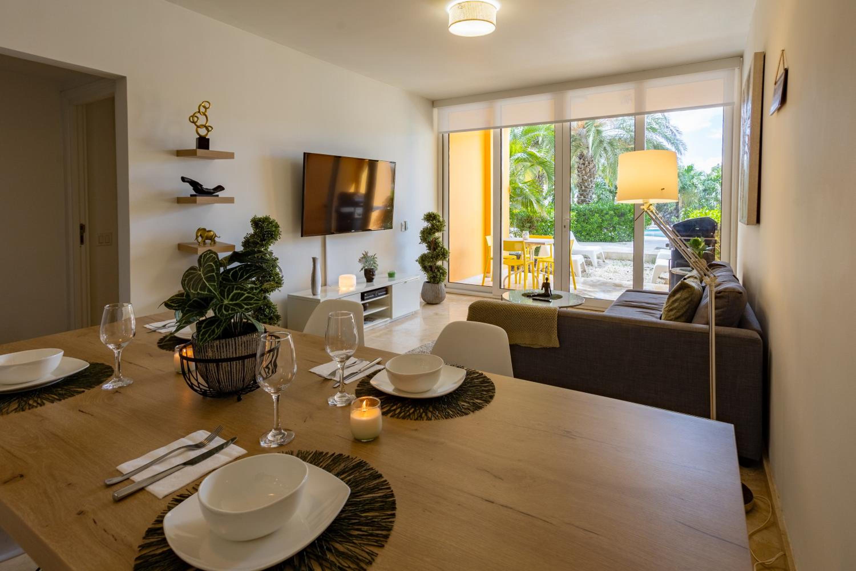 Modern Ground Level Condo, 2 bedrooms, Direct pool access