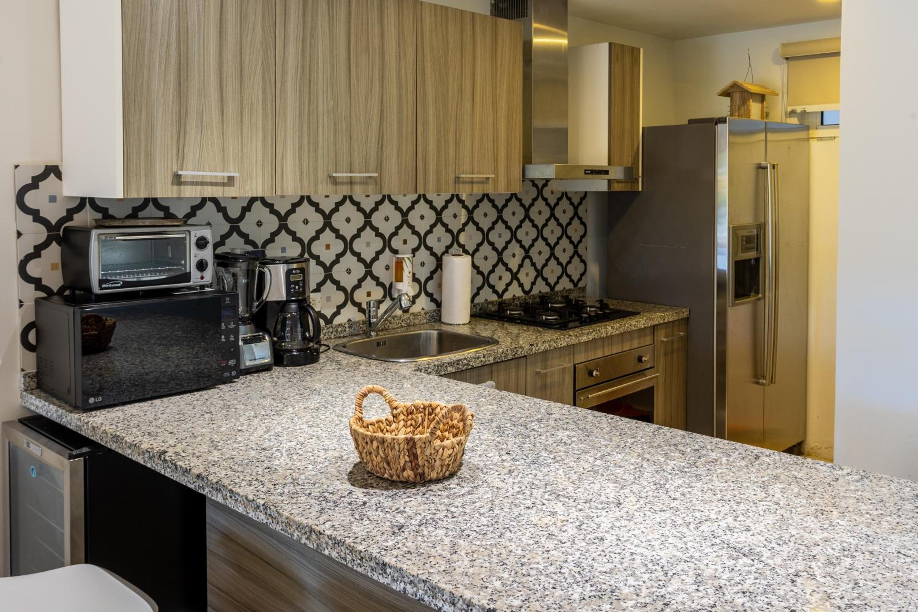 Modern Ground Level Condo, 2 bedrooms, Direct pool access