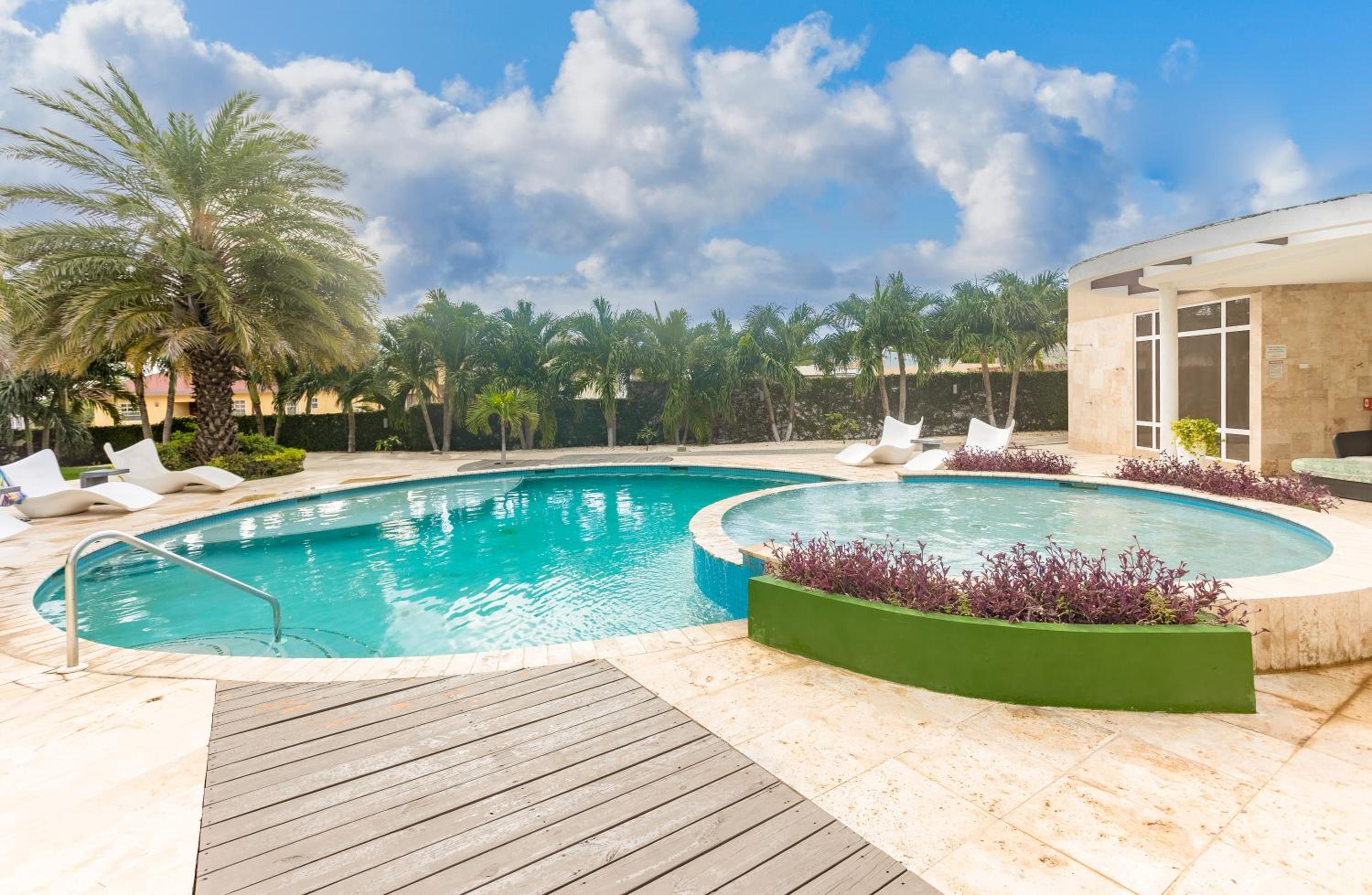 Modern Ground Level Condo, 2 bedrooms, Direct pool access