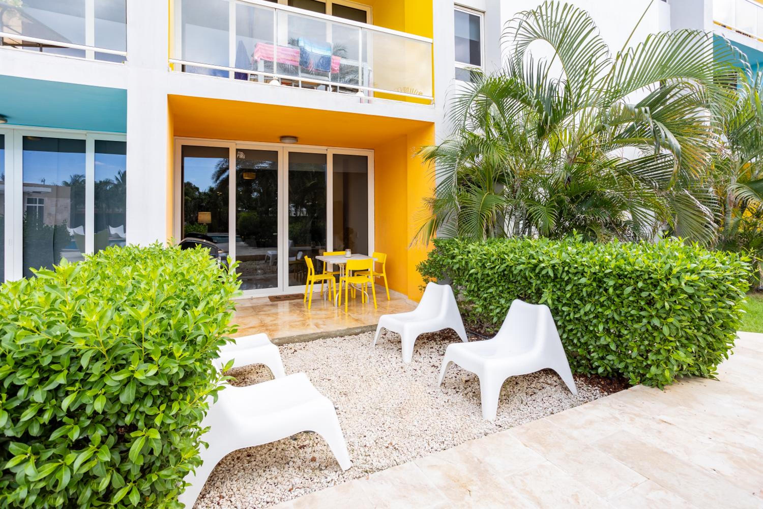 Modern Ground Level Condo, 2 bedrooms, Direct pool access