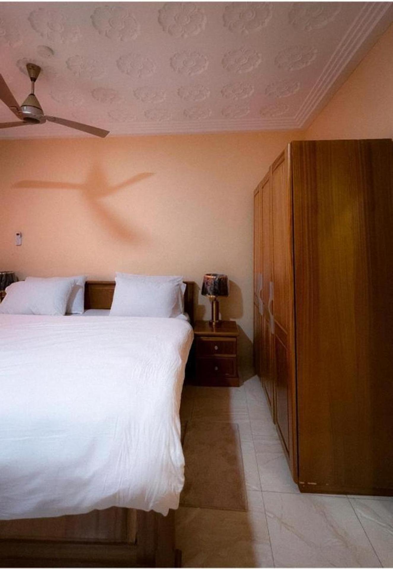 House - Sleeps 10 - Parking - Airport Close view 4