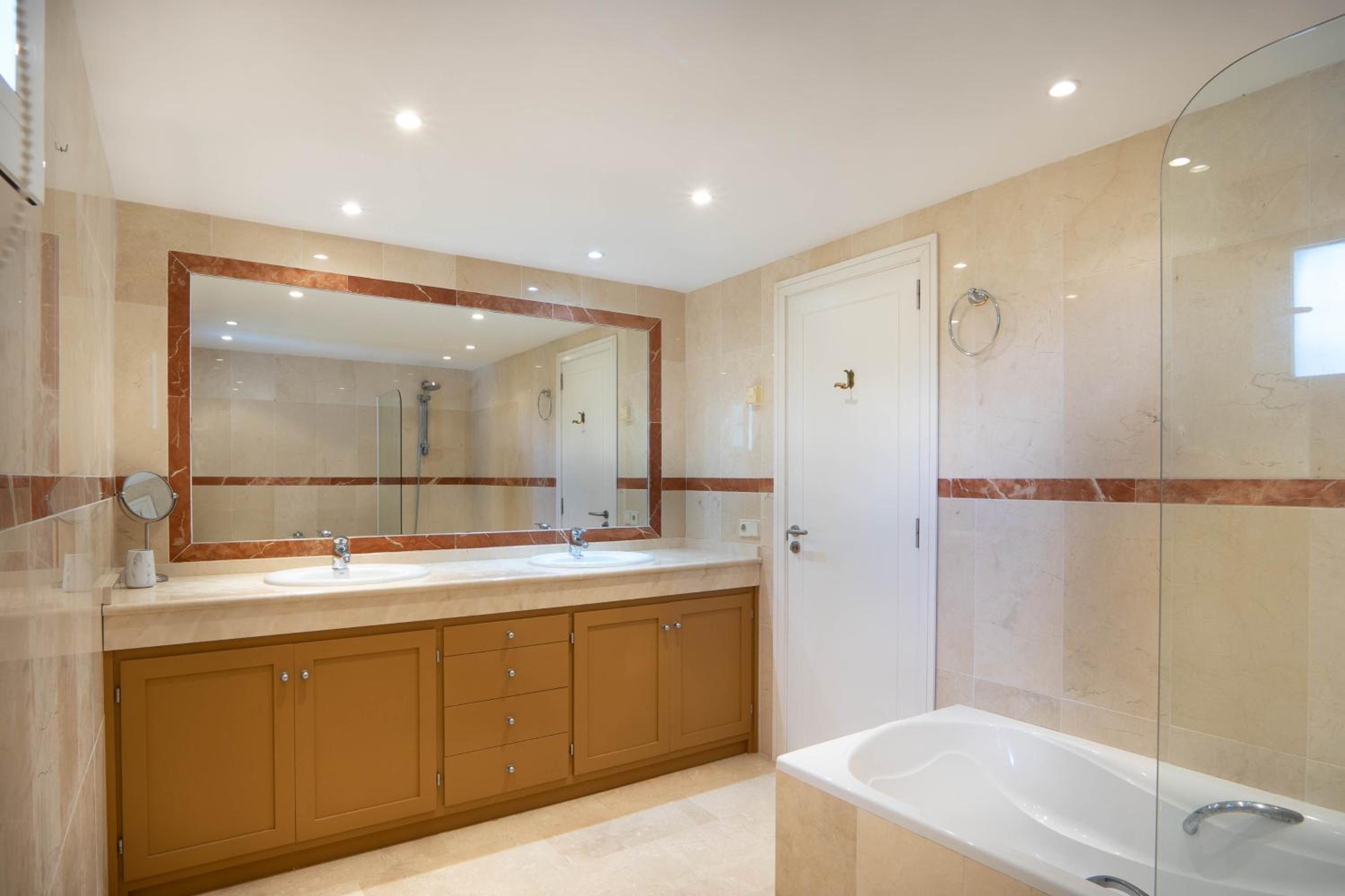 Luxury apartment in Puento Romano