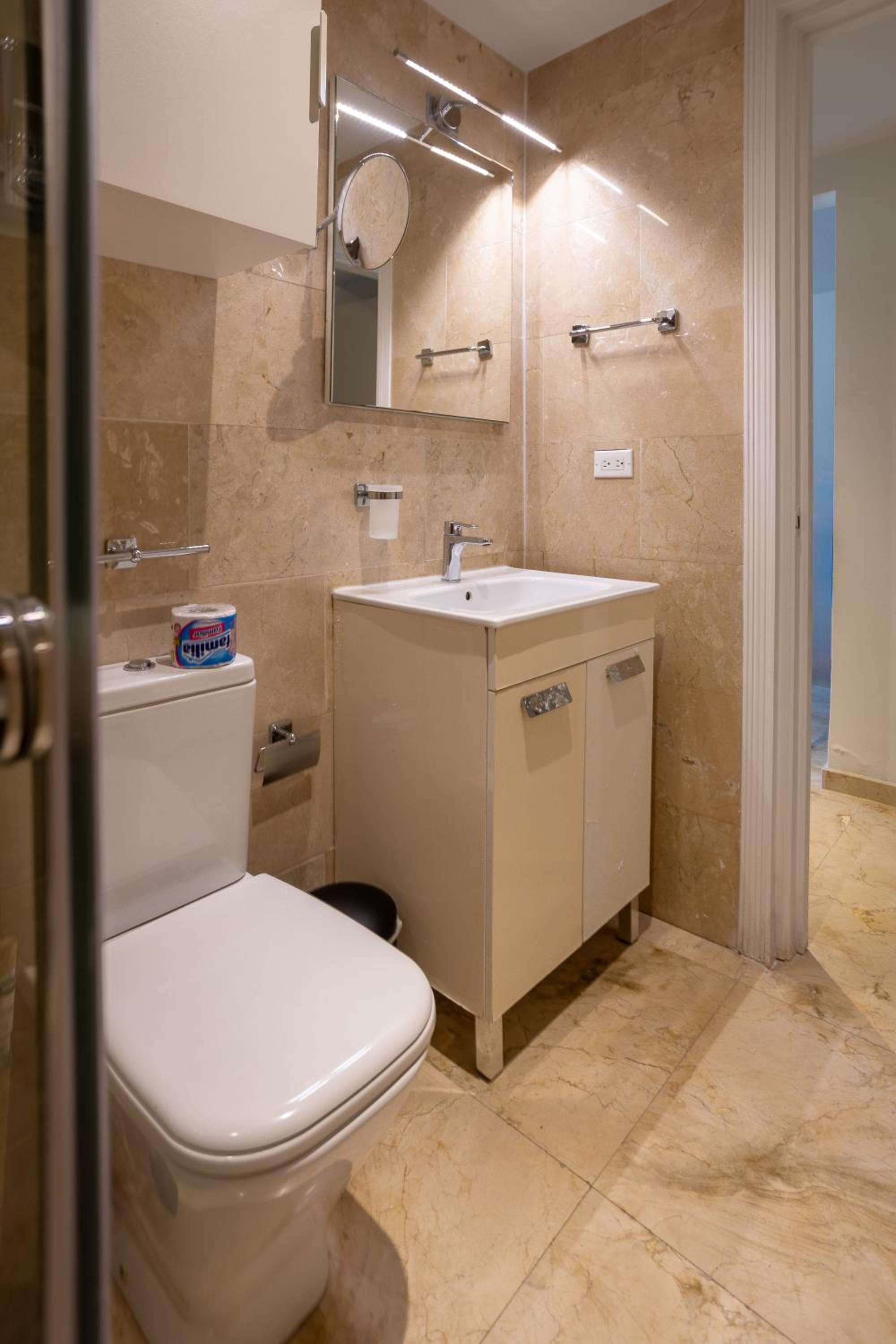 Modern Ground Level Condo, 2 bedrooms, Direct pool access