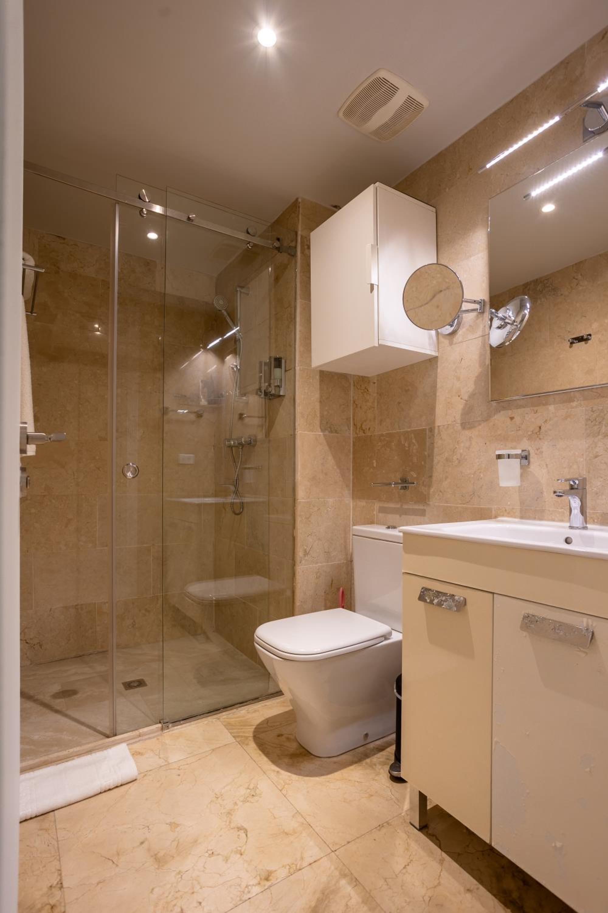 Modern Ground Level Condo, 2 bedrooms, Direct pool access