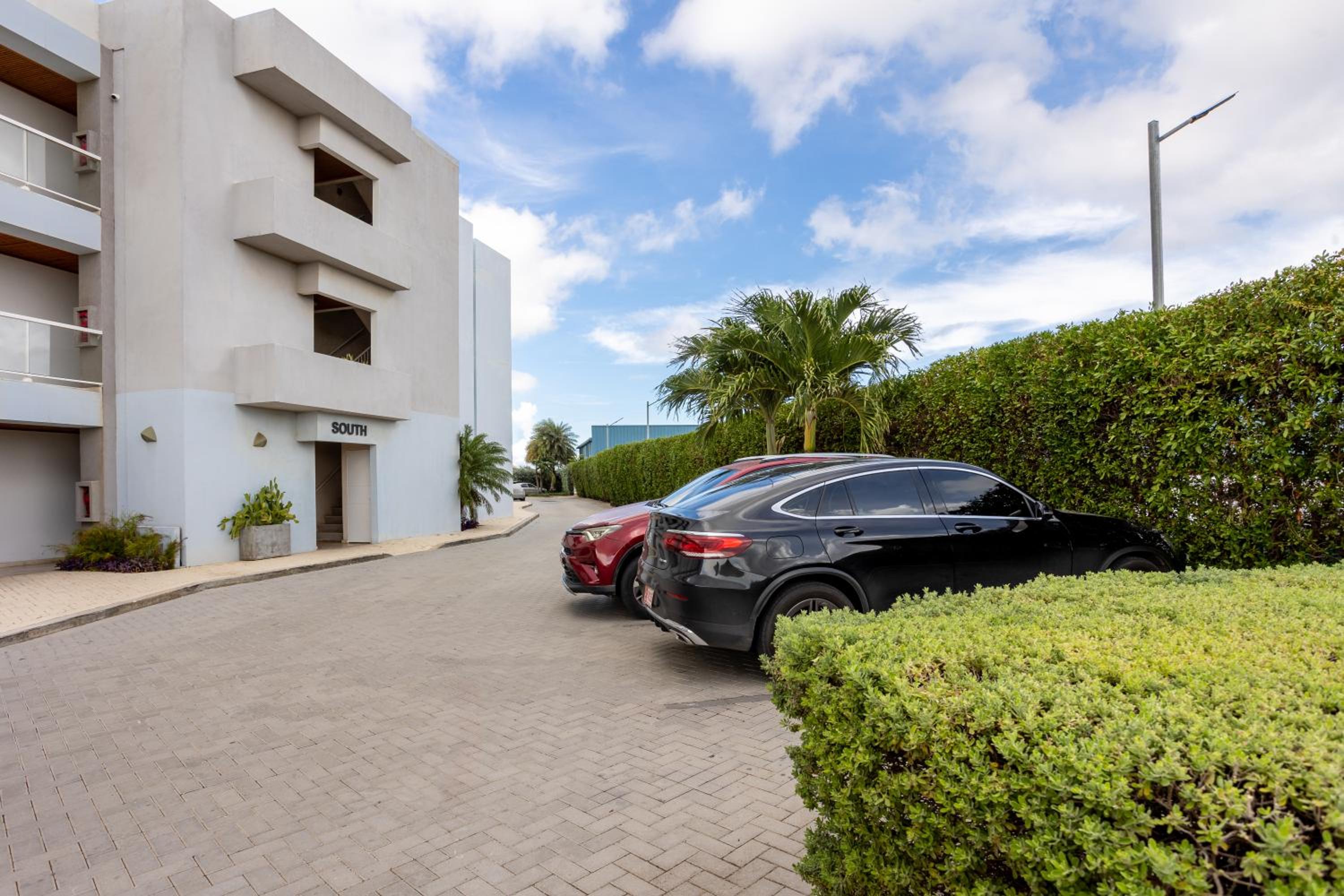 Modern Ground Level Condo, 2 bedrooms, Direct pool access