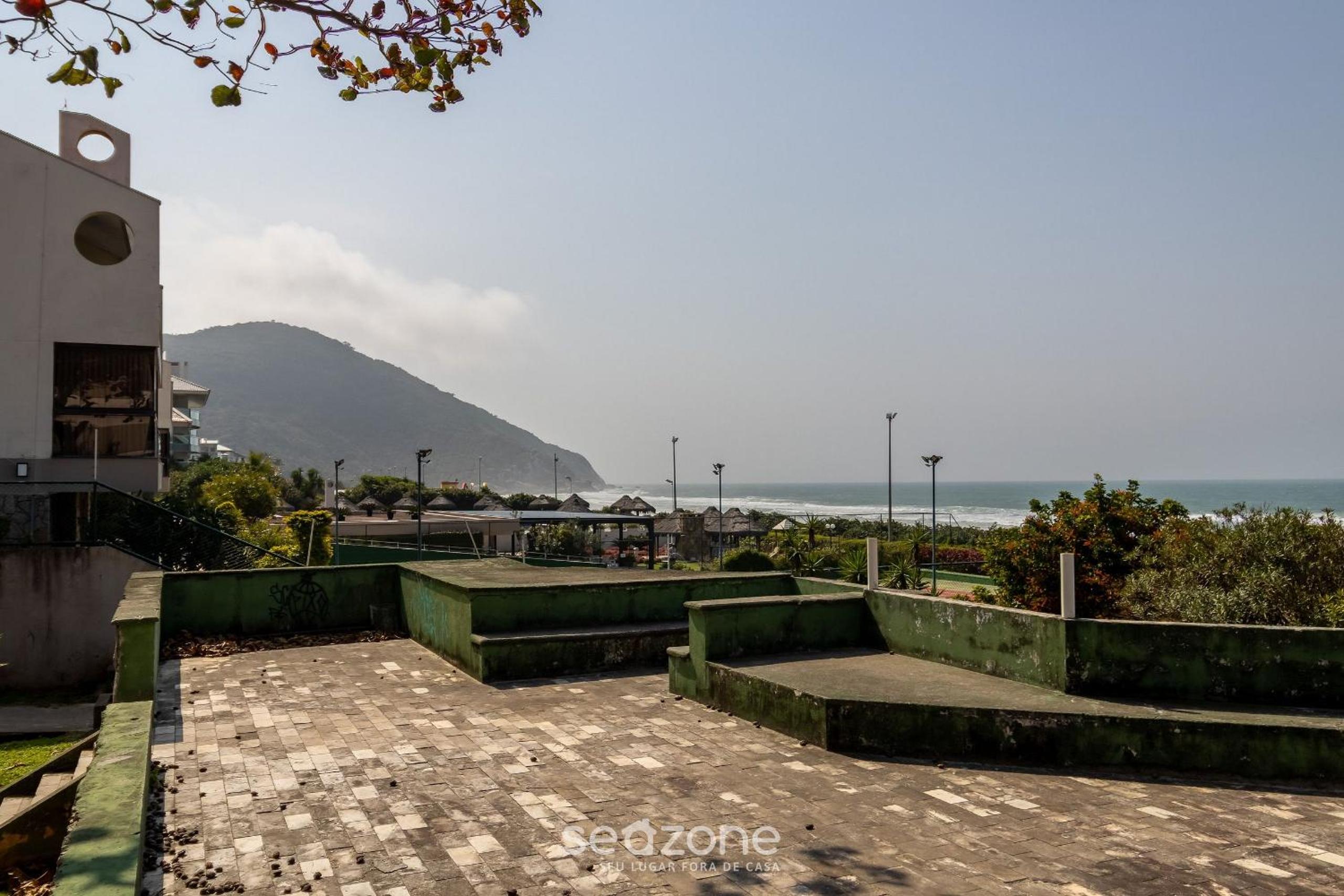 Apt w/BBQ and access to Praia Brava RRA0103