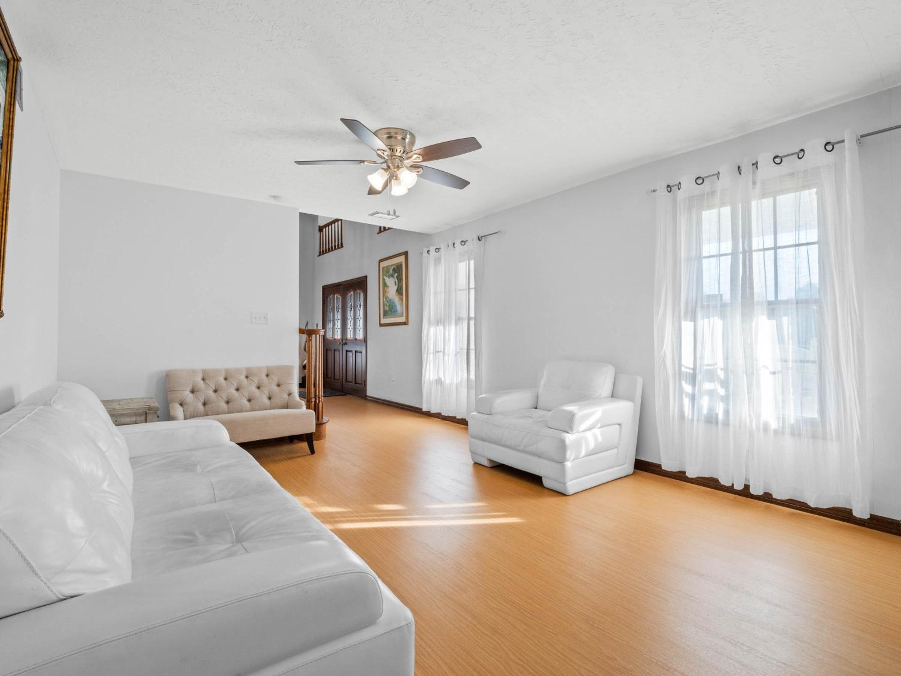 Centrally located spacious estate on 20 acres with a salt pool view 4