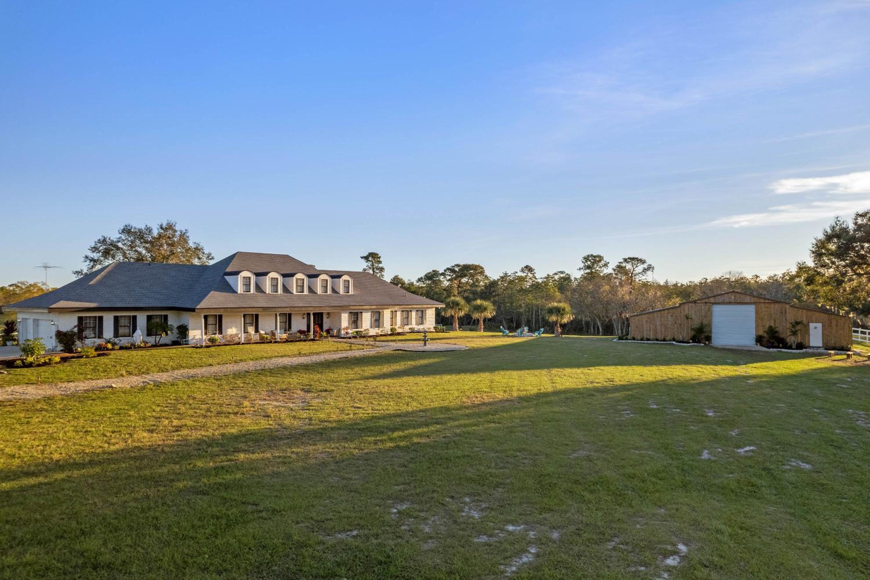 Centrally located spacious estate on 20 acres with a salt pool view 3