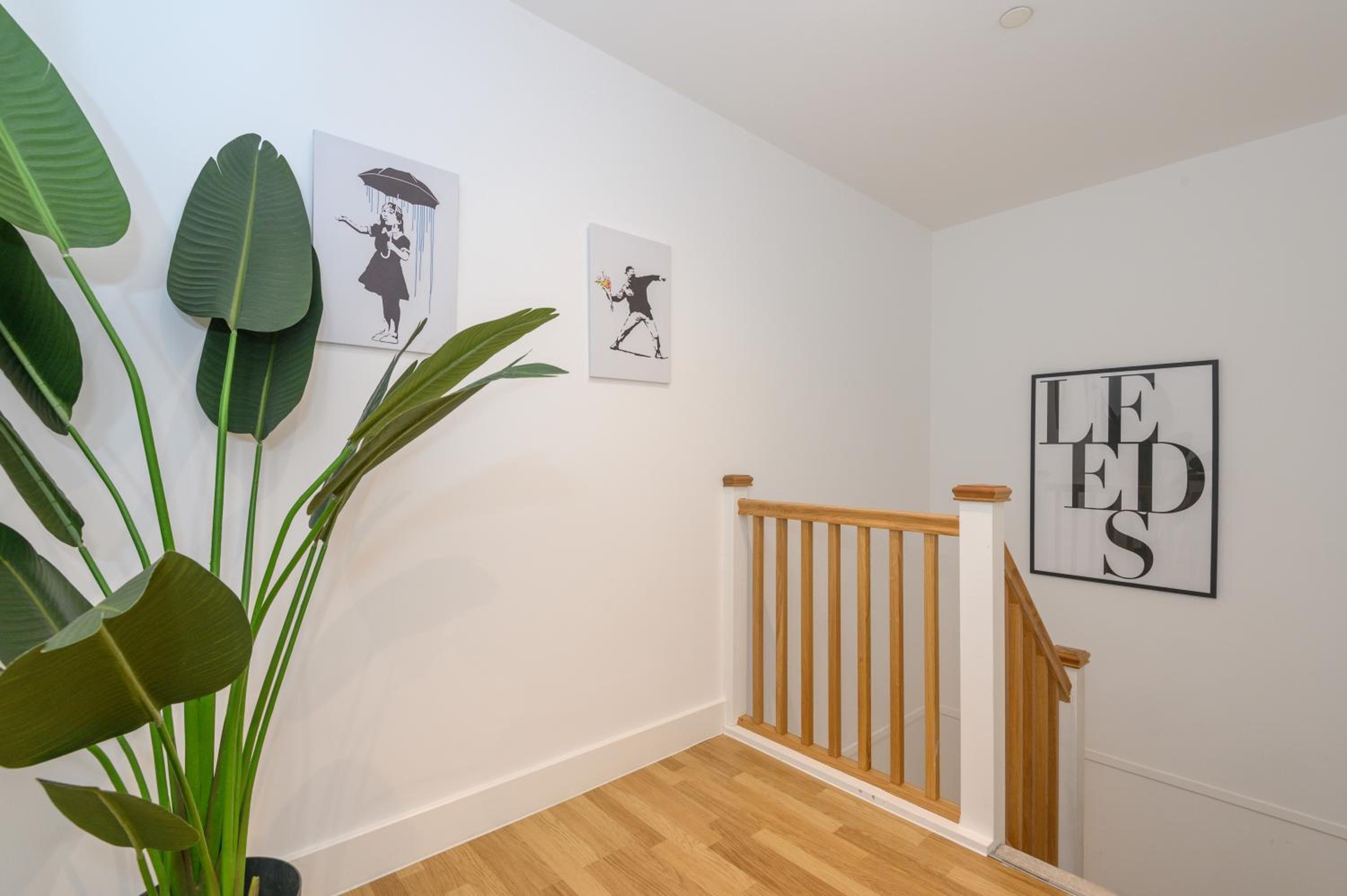 Luxurious 3-Bed, 3-Bath Stay in Leeds City Centre view 3