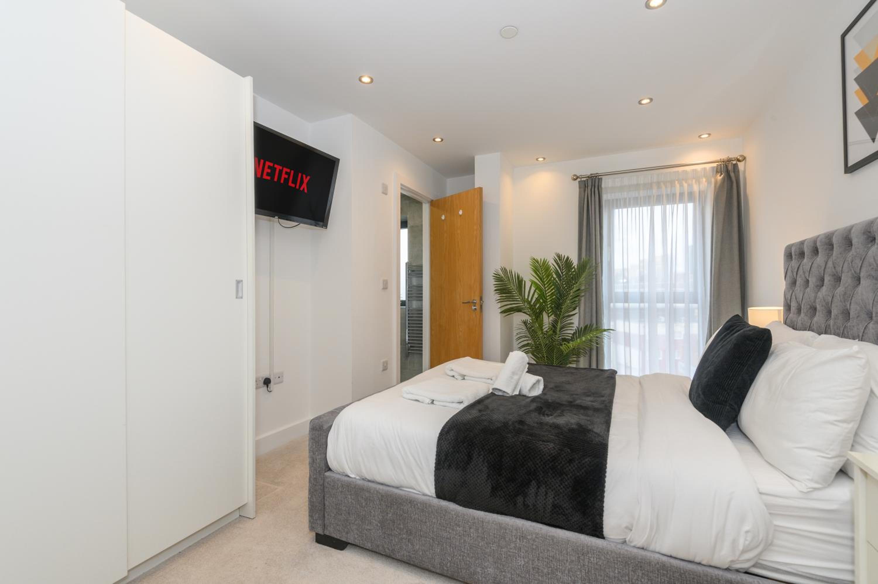 Luxurious 3-Bed, 3-Bath Stay in Leeds City Centre view 5