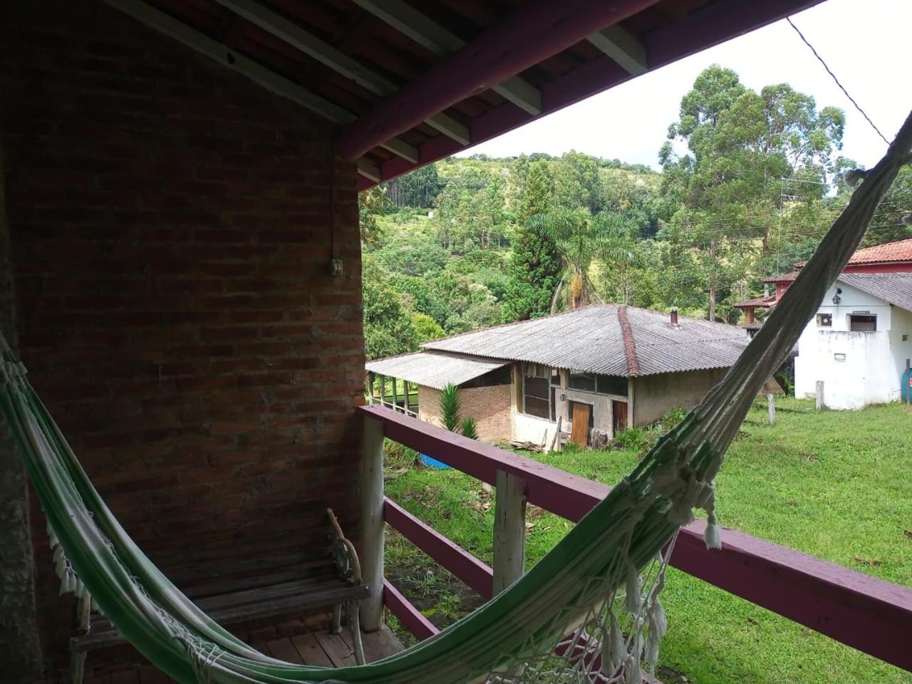 Sitio Tertulia Chalés e Cachoeira