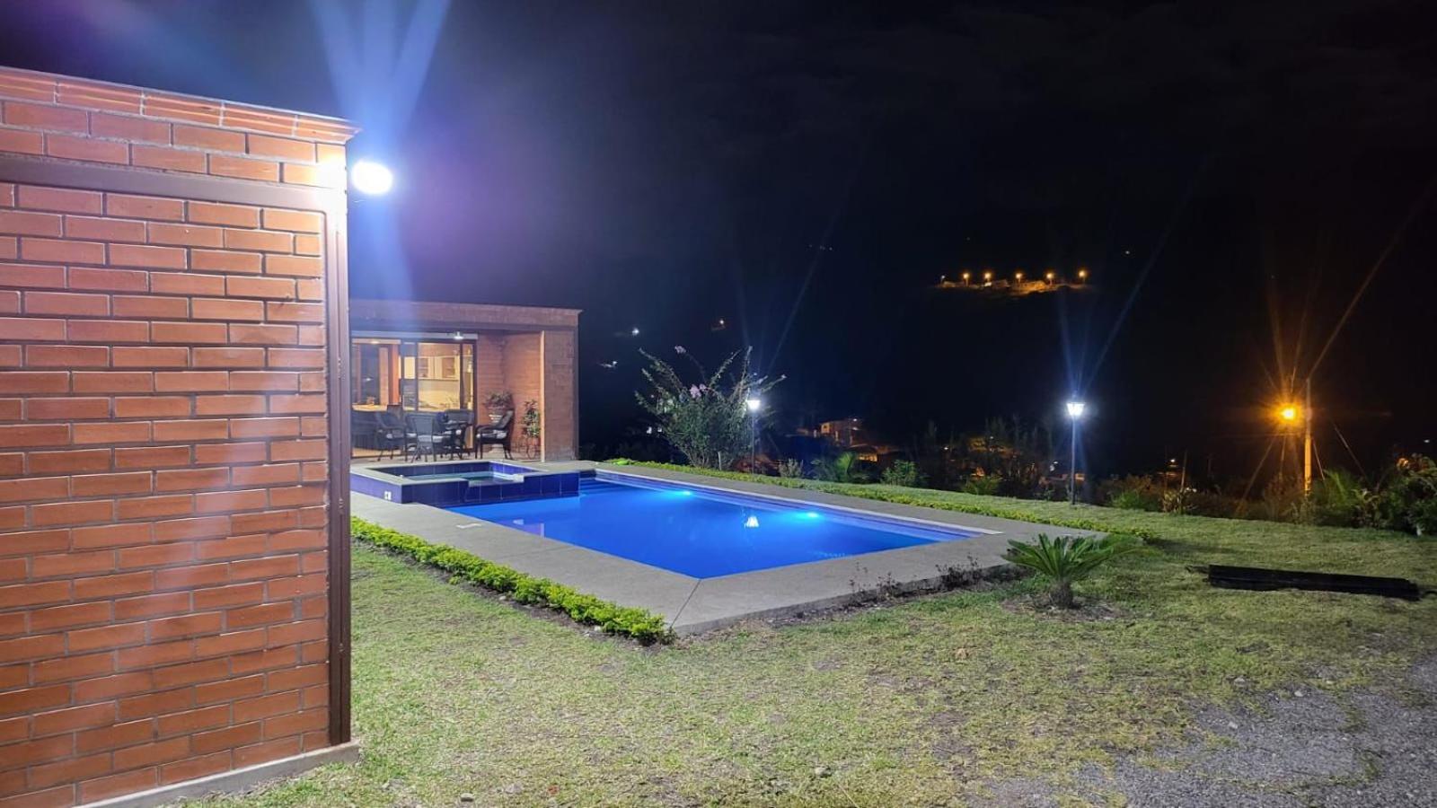 Elegante Quinta en Yunguilla con piscina para 14 personas a 2 cuadras de la via principal view 3
