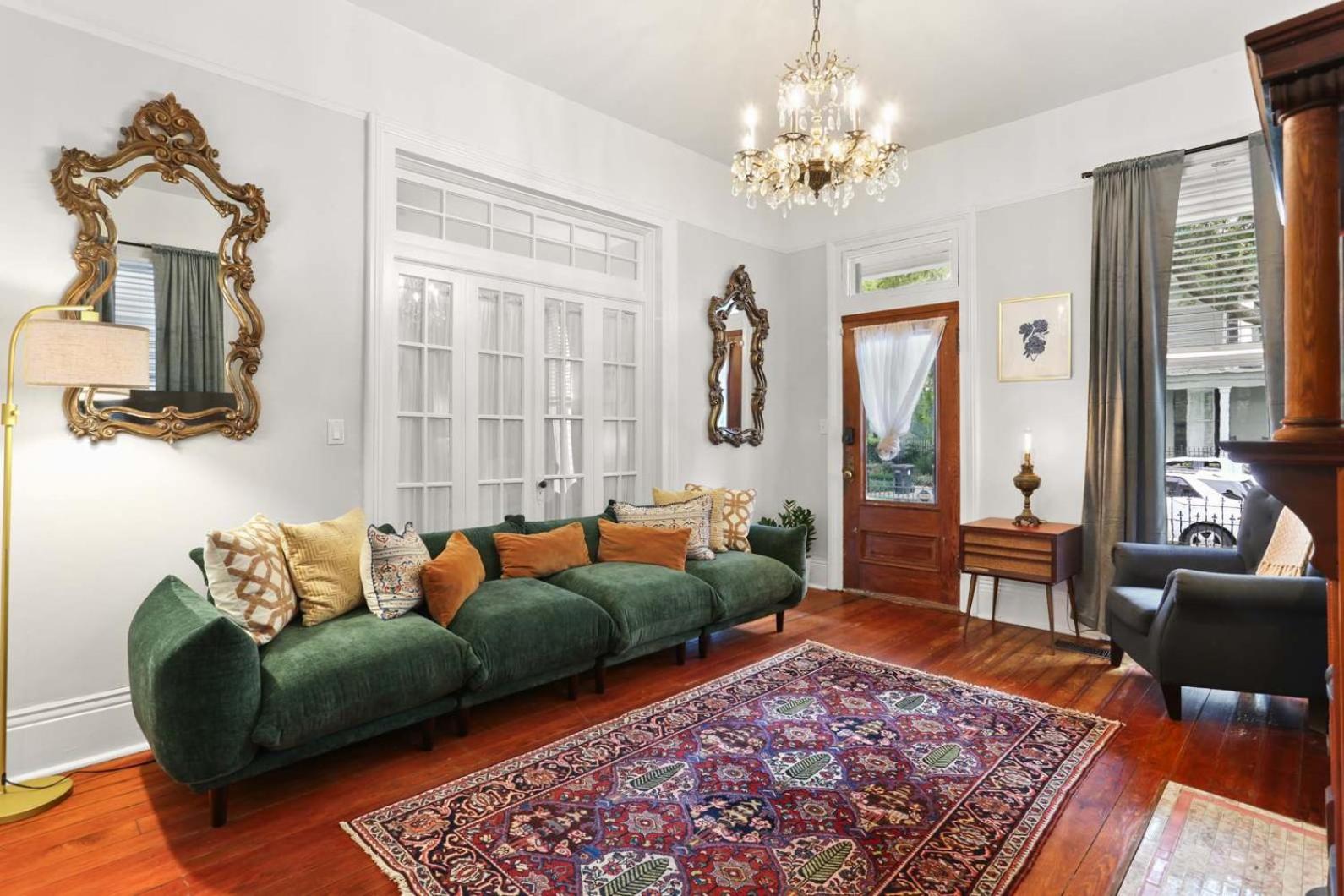 Uptown Charm Outdoor space and EZ Street Car access