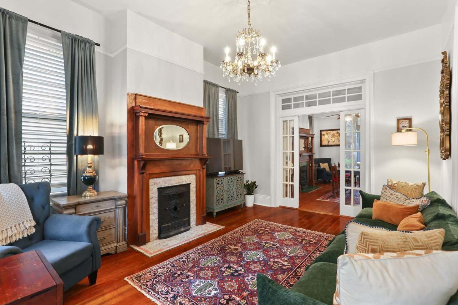Uptown Charm Outdoor space and EZ Street Car access