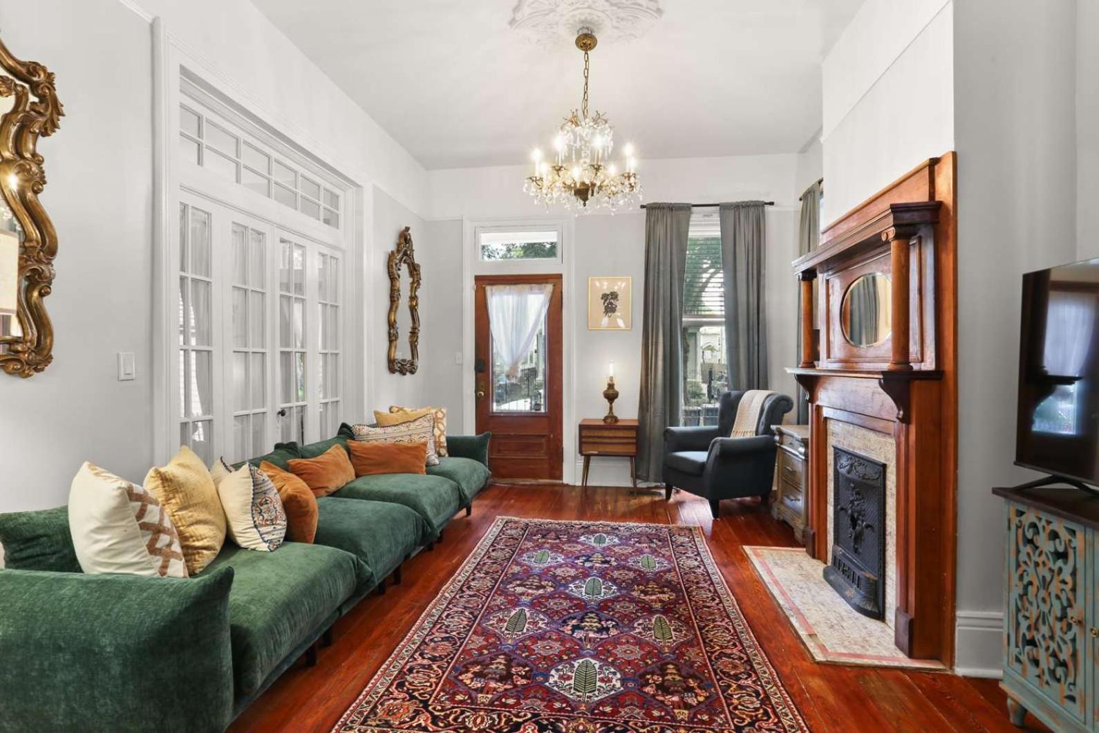 Uptown Charm Outdoor space and EZ Street Car access