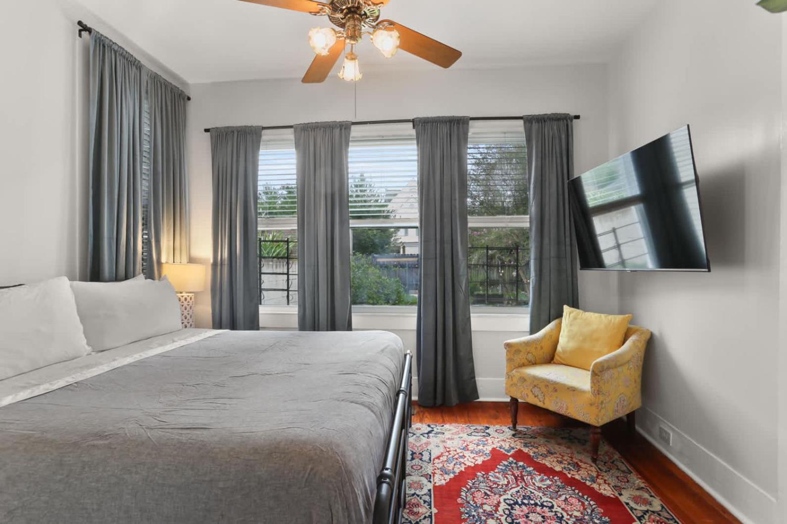 Uptown Charm Outdoor space and EZ Street Car access