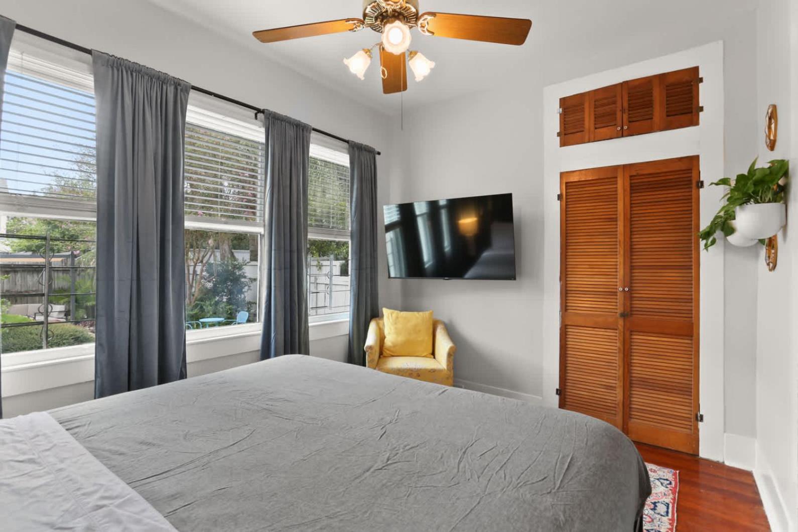 Uptown Charm Outdoor space and EZ Street Car access