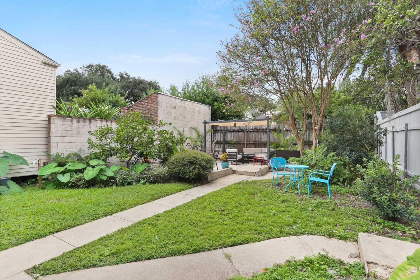 Uptown Charm Outdoor space and EZ Street Car access