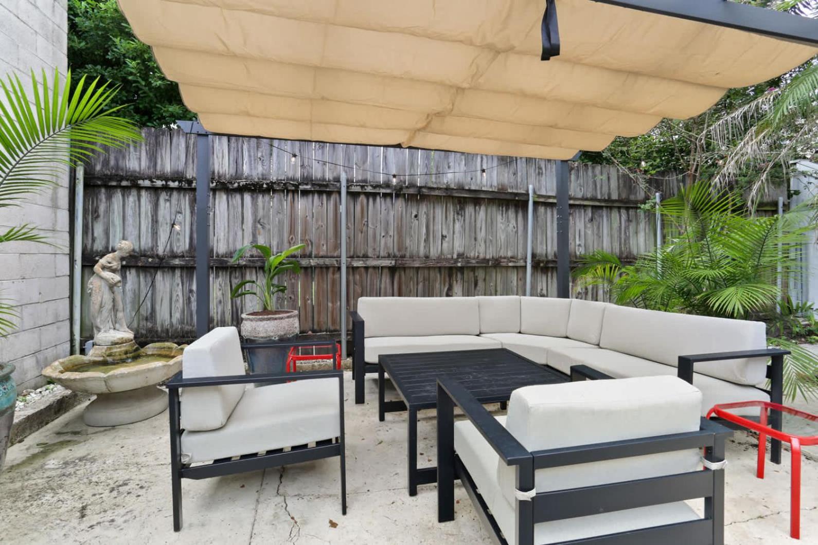 Uptown Charm Outdoor space and EZ Street Car access