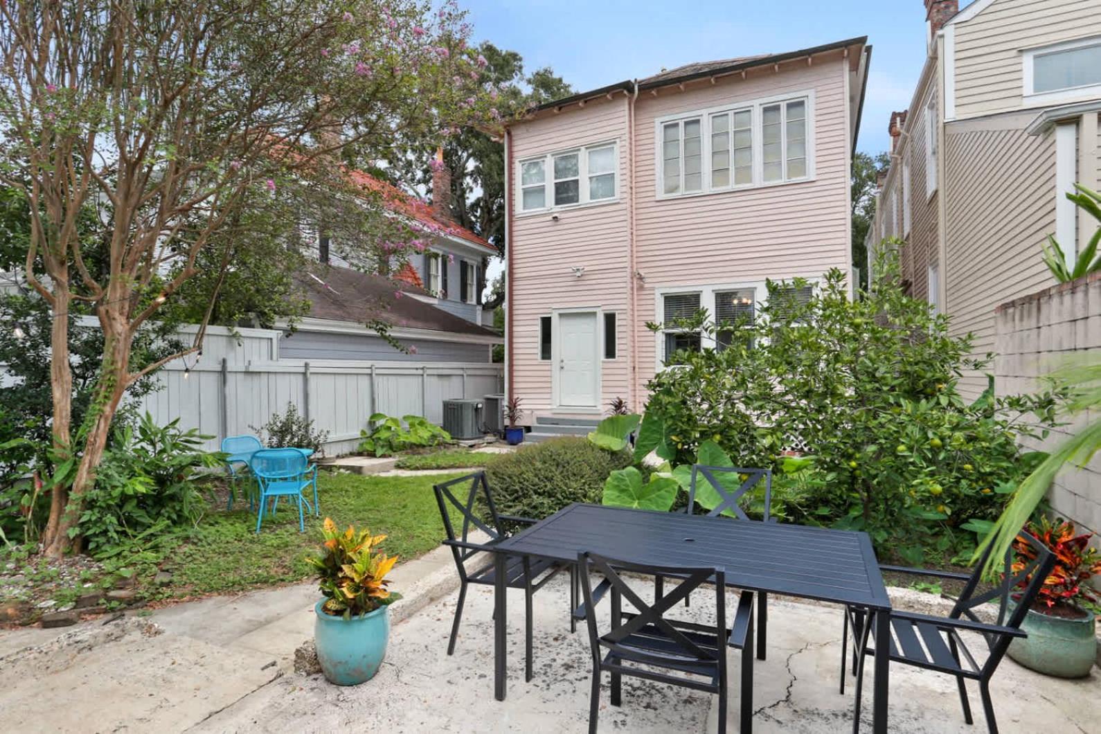 Uptown Charm Outdoor space and EZ Street Car access