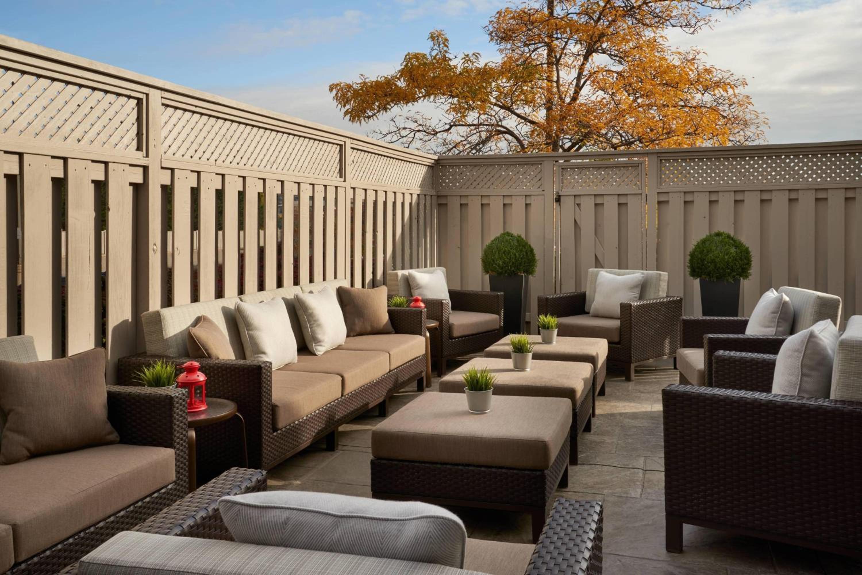 Courtyard by Marriott Toronto Airport-3