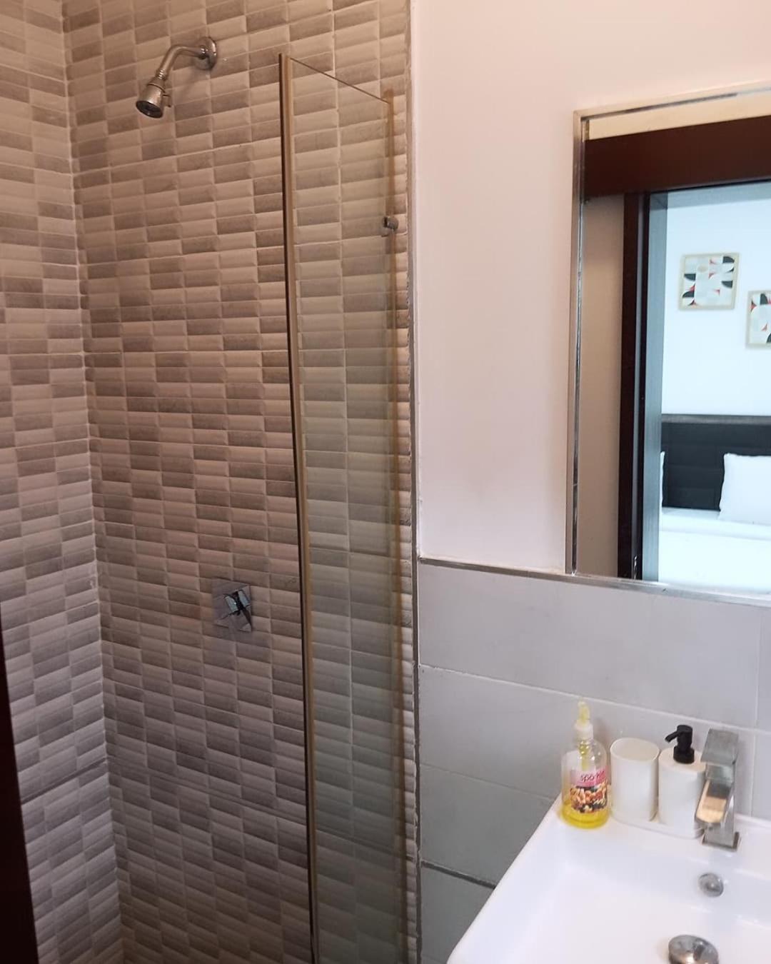 Enzo Apartments, Suites & Pods