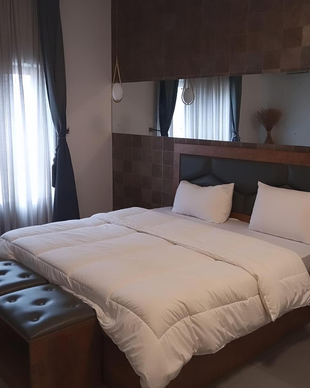 Enzo Apartments, Suites & Pods
