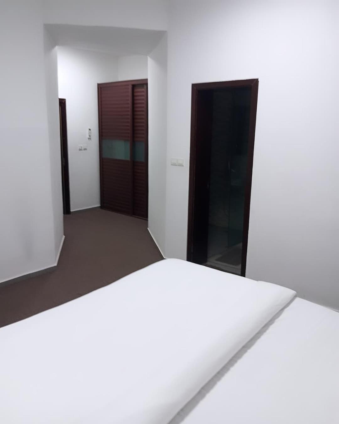 Enzo Apartments, Suites & Pods