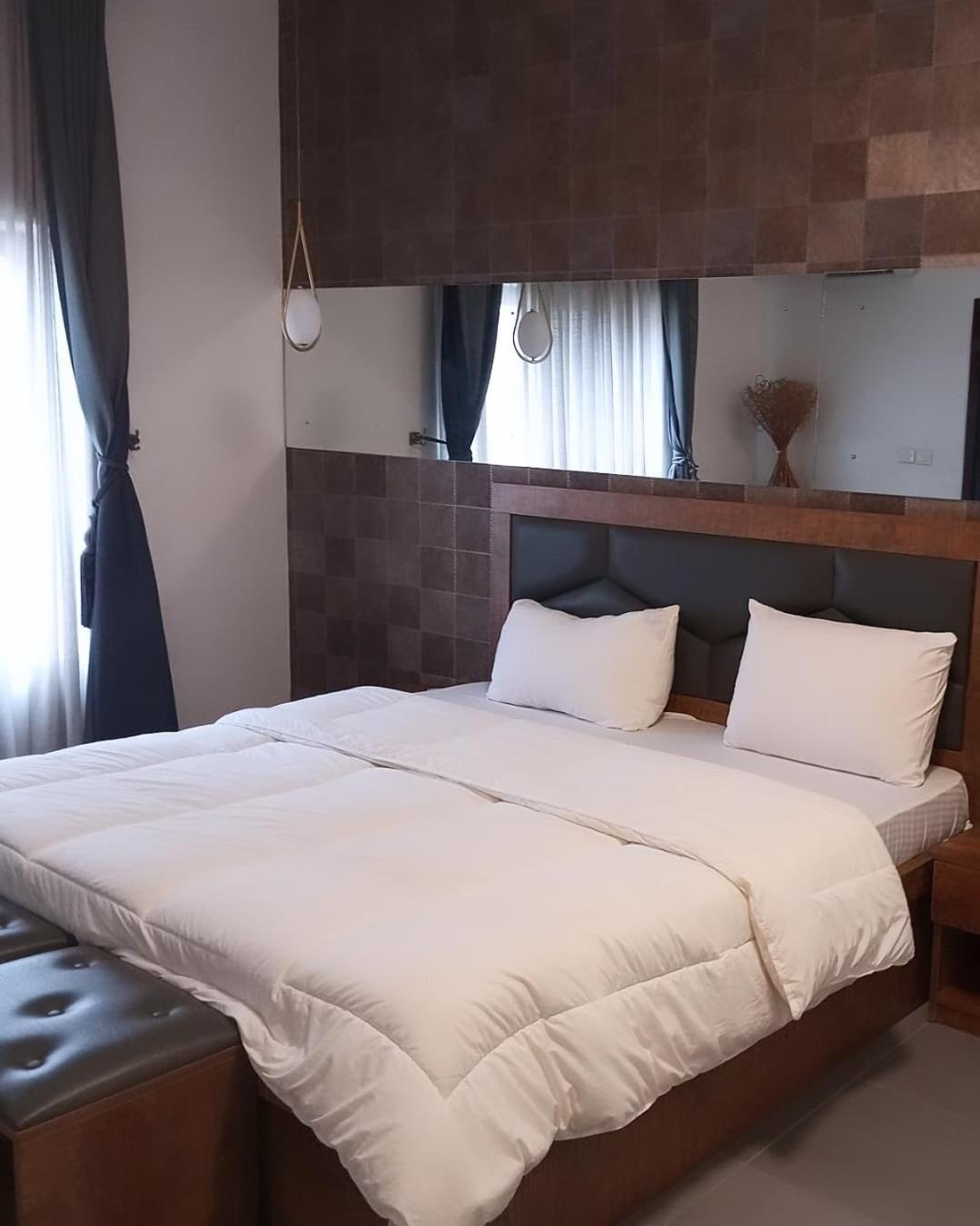 Enzo Apartments, Suites & Pods
