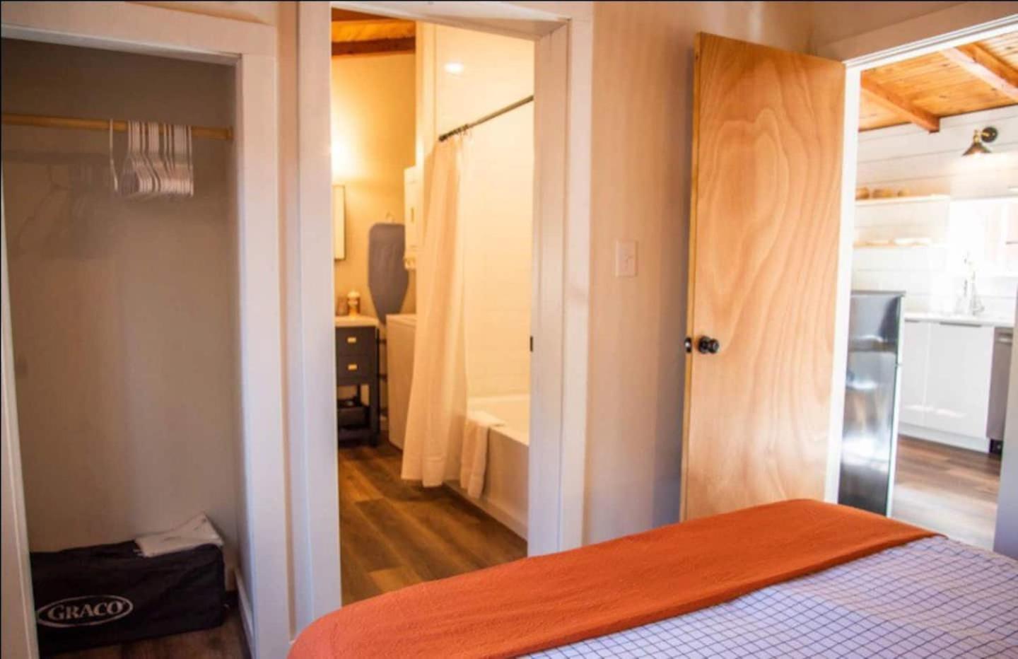 Hanky Panky Romantic Cabin view 4