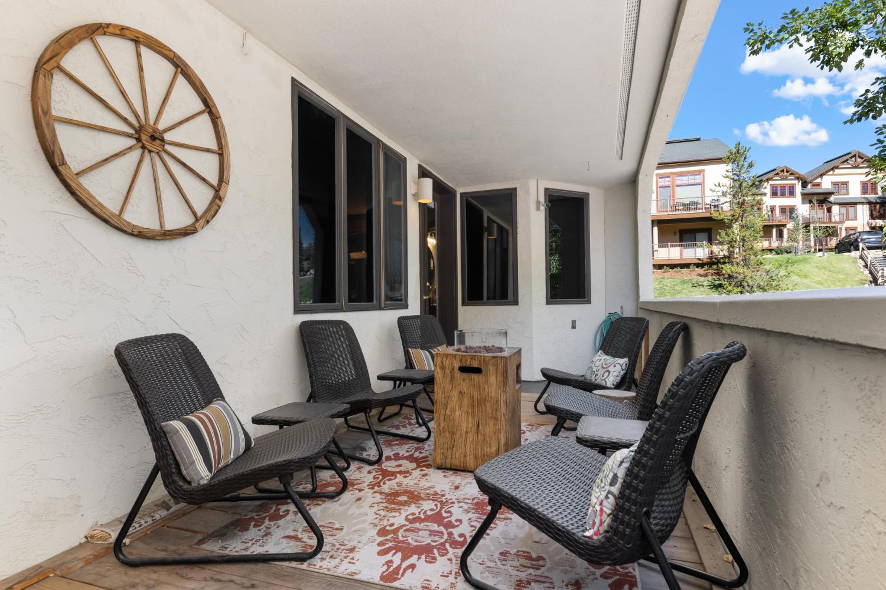Whiskey Ridge - Spacious Mountain Modern Condo - Easy Walk to Base, Two Patios, 2 Main Suites, Grill! view 3