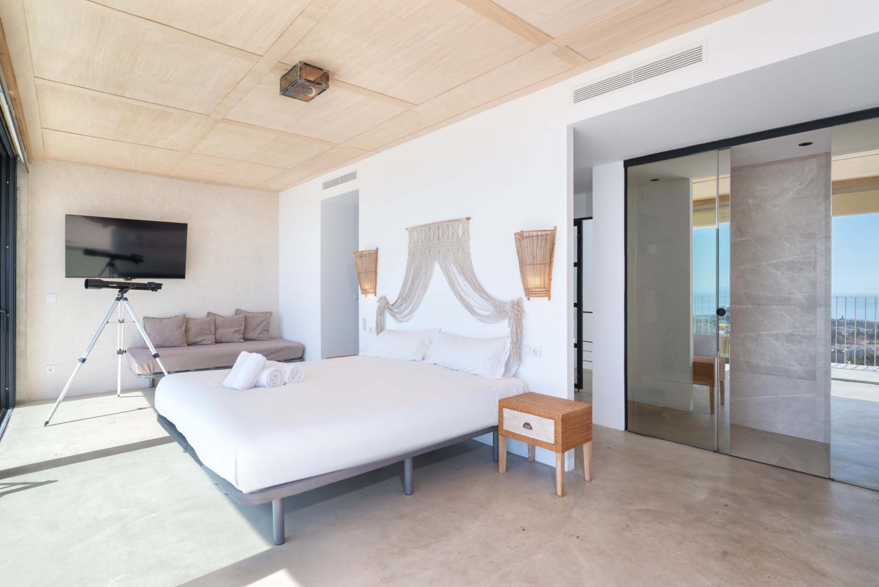 Spacious villa with great views!