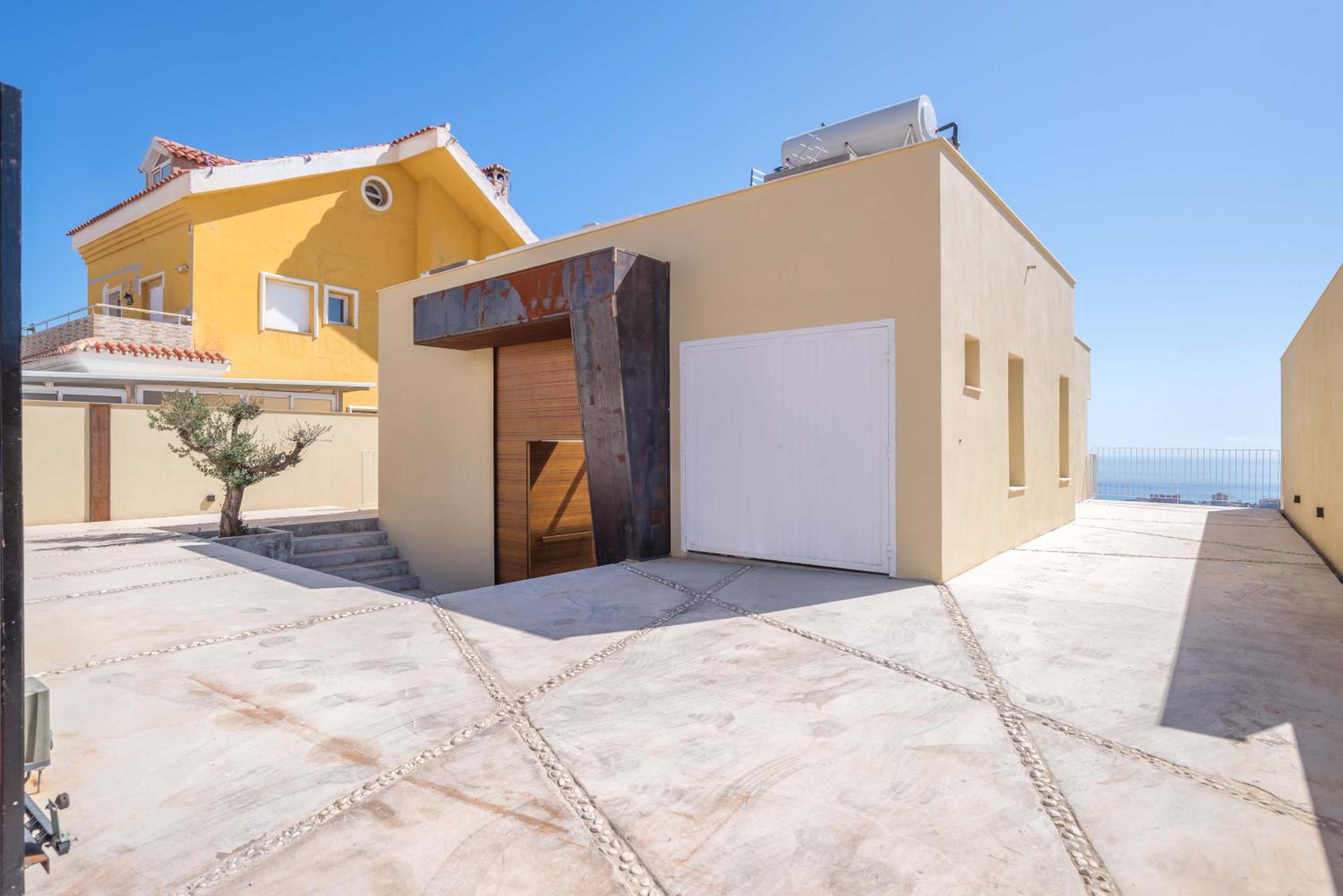 Spacious villa with great views!