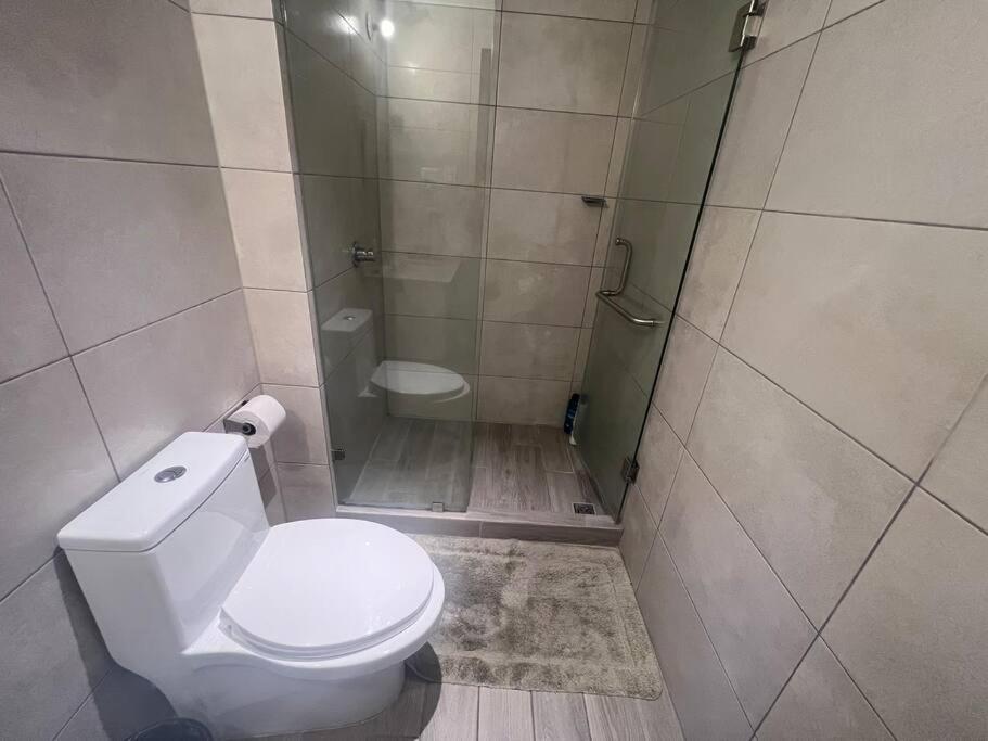 Apartamento entero de 3 habitaciones con camas Queen en zona 10 view 2