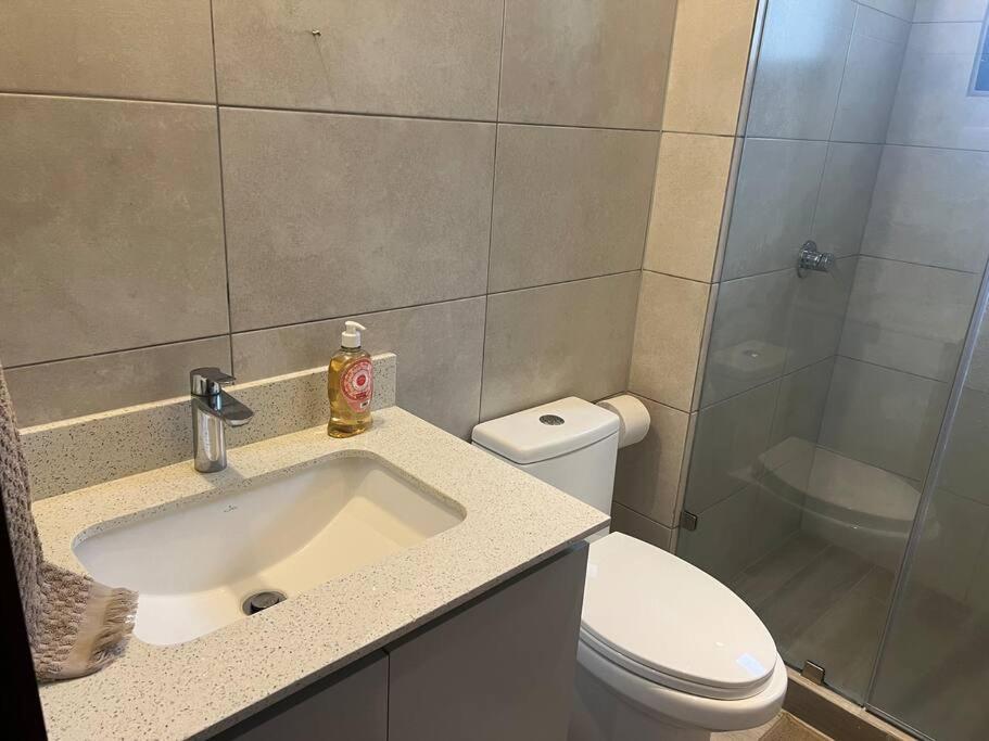 Apartamento entero de 3 habitaciones con camas Queen en zona 10 view 3