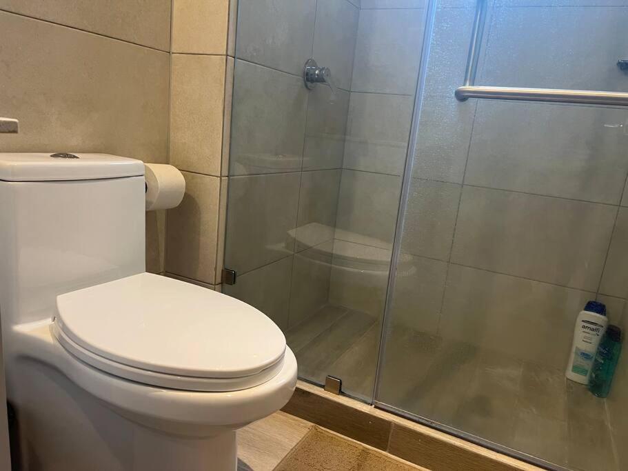 Apartamento entero de 3 habitaciones con camas Queen en zona 10 view 4