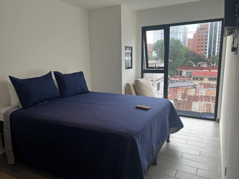 Apartamento entero de 3 habitaciones con camas Queen en zona 10 view 5