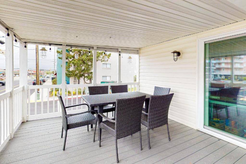 The Orange Crush - 5BR Beachfront Family Retreat view 5