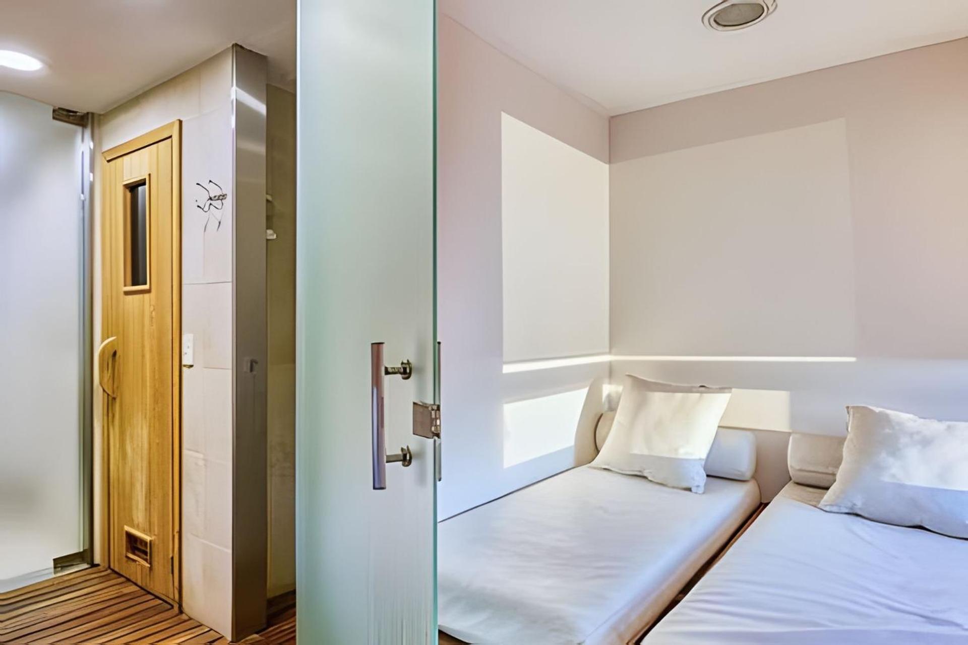 2 Suites Great Views, Pool, Gym in Best Location!