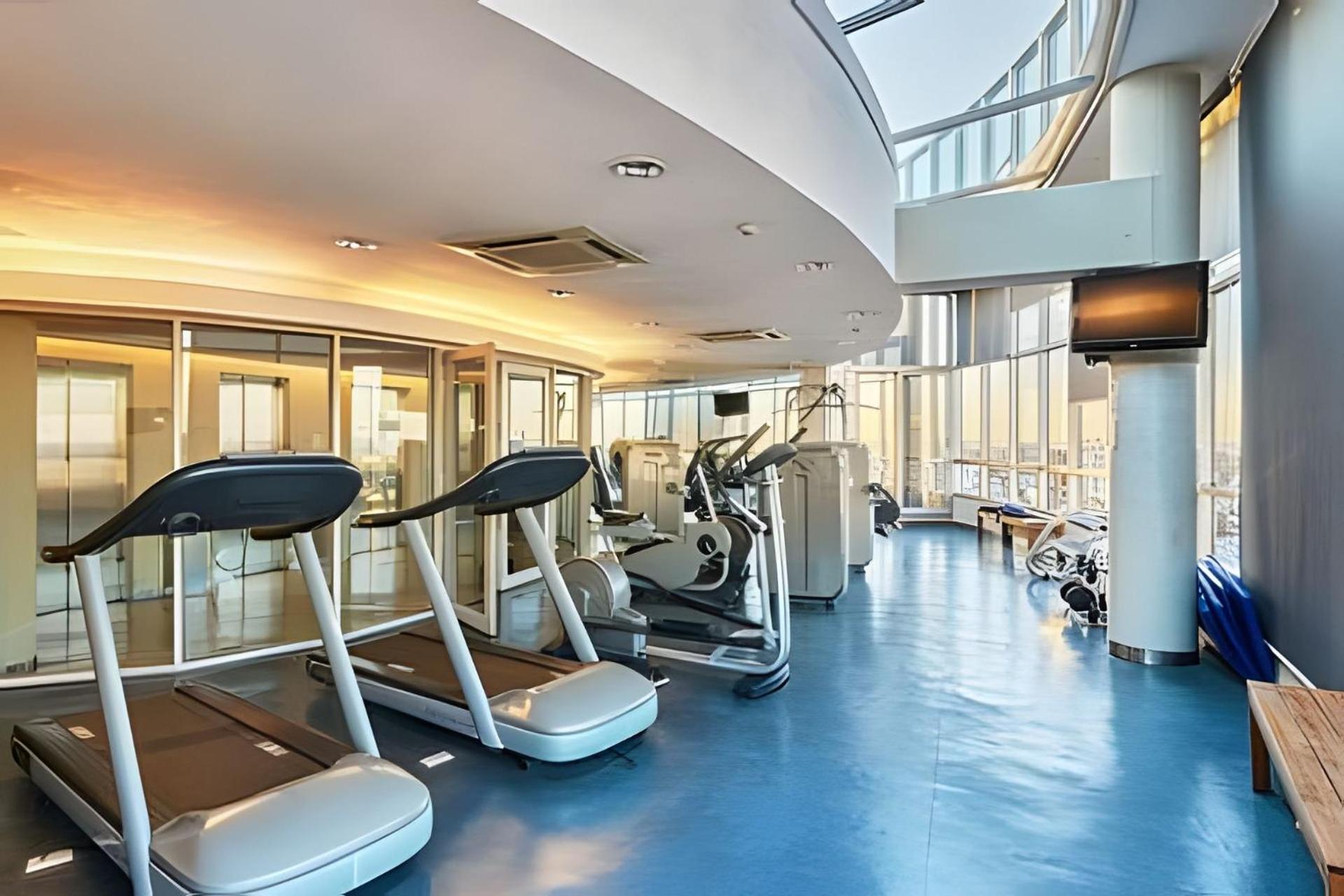 2 Suites Great Views, Pool, Gym in Best Location!