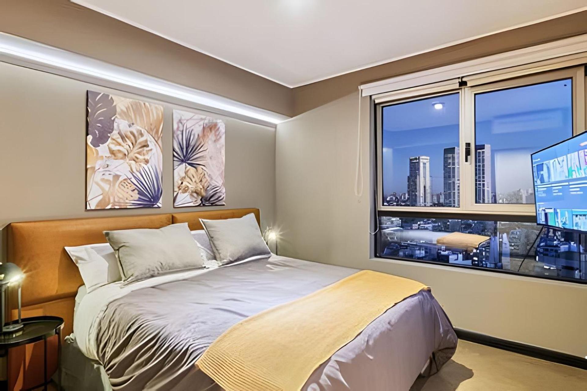 2 Suites Great Views, Pool, Gym in Best Location!