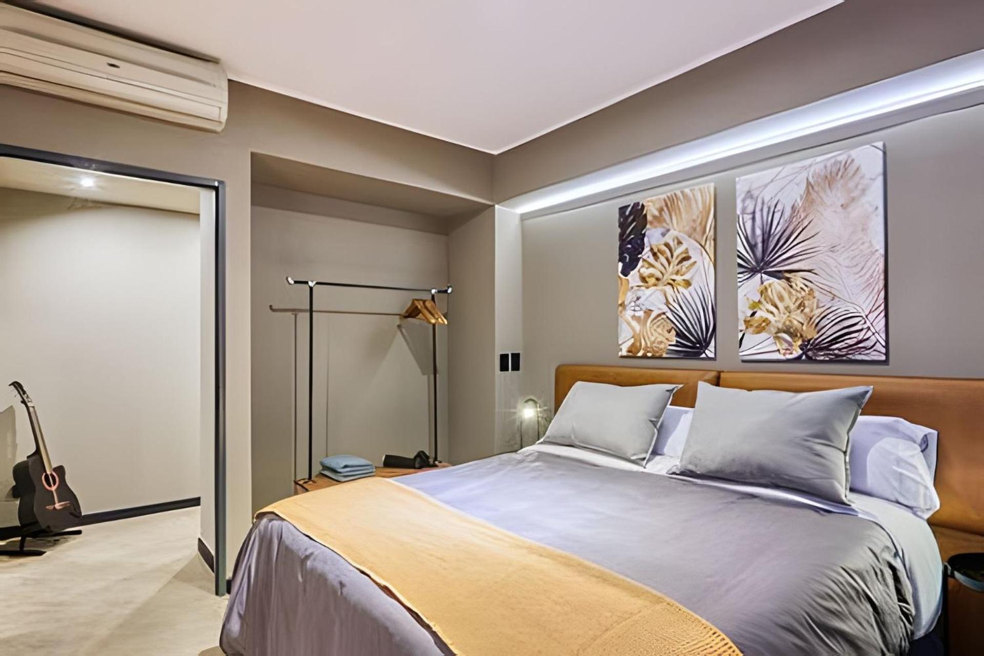 2 Suites Great Views, Pool, Gym in Best Location!
