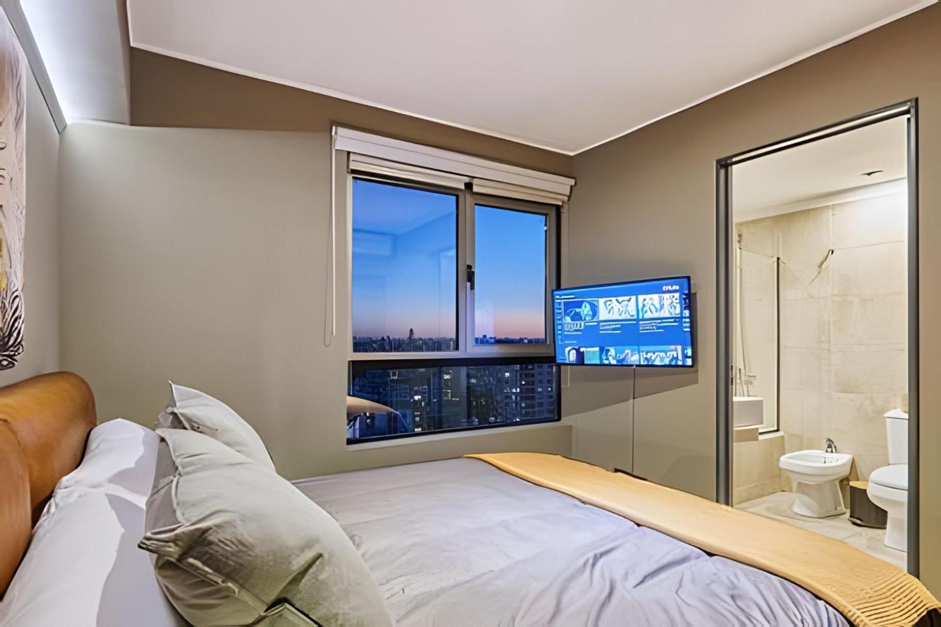 2 Suites Great Views, Pool, Gym in Best Location!