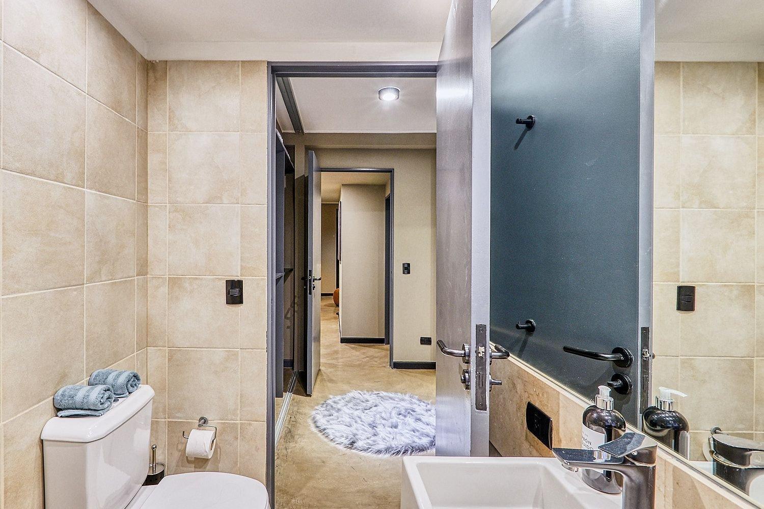 2 Suites Great Views, Pool, Gym in Best Location!