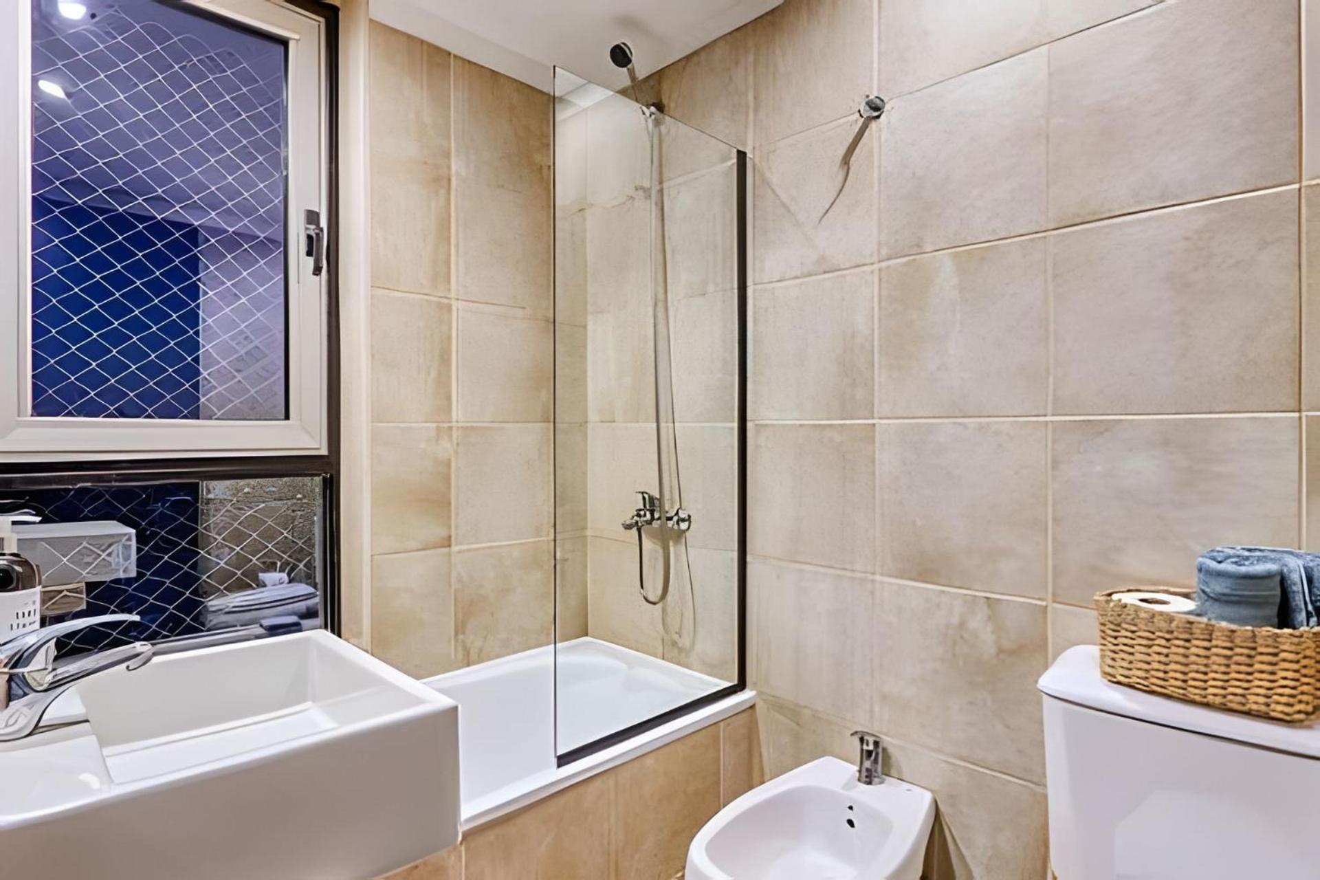 2 Suites Great Views, Pool, Gym in Best Location!
