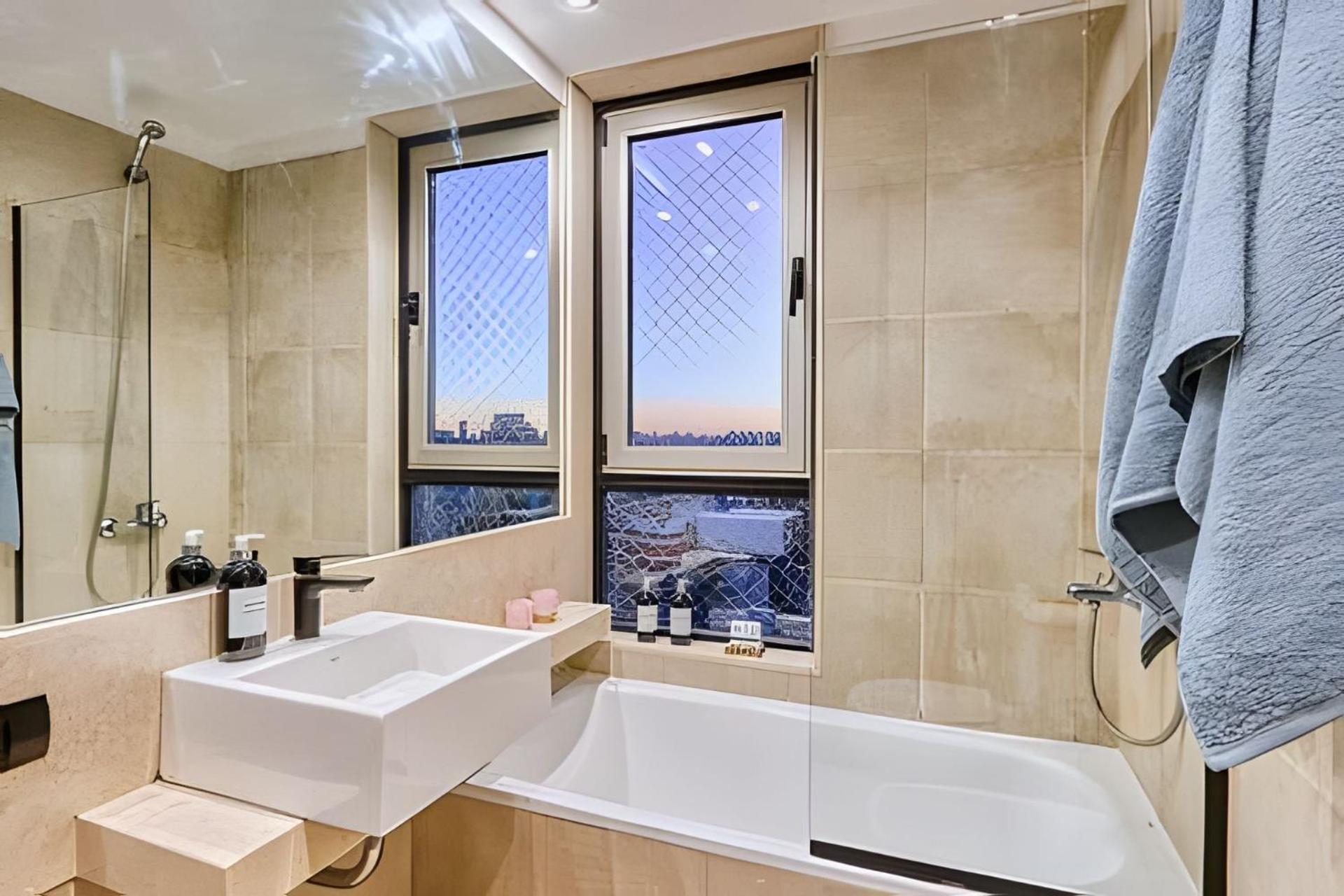 2 Suites Great Views, Pool, Gym in Best Location!