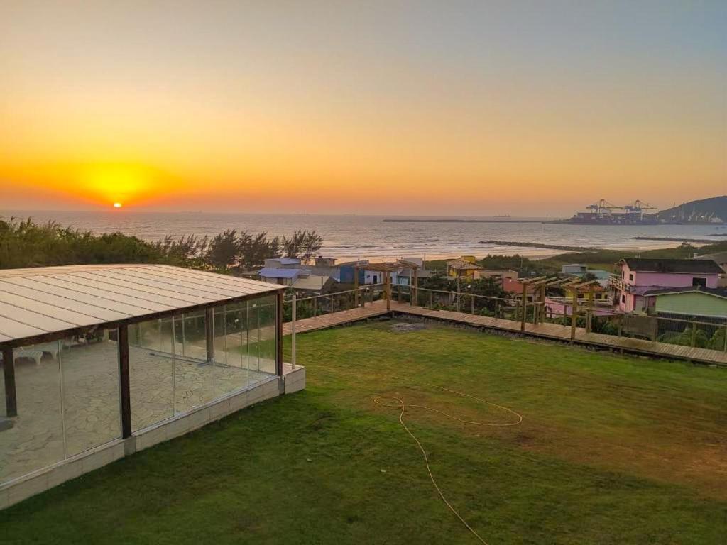 Chalé com Piscina Aquecida - a 200m do Mar, Vista Panorâmica da Praia, Sala de Jogos, Academia e Área de Churrasco