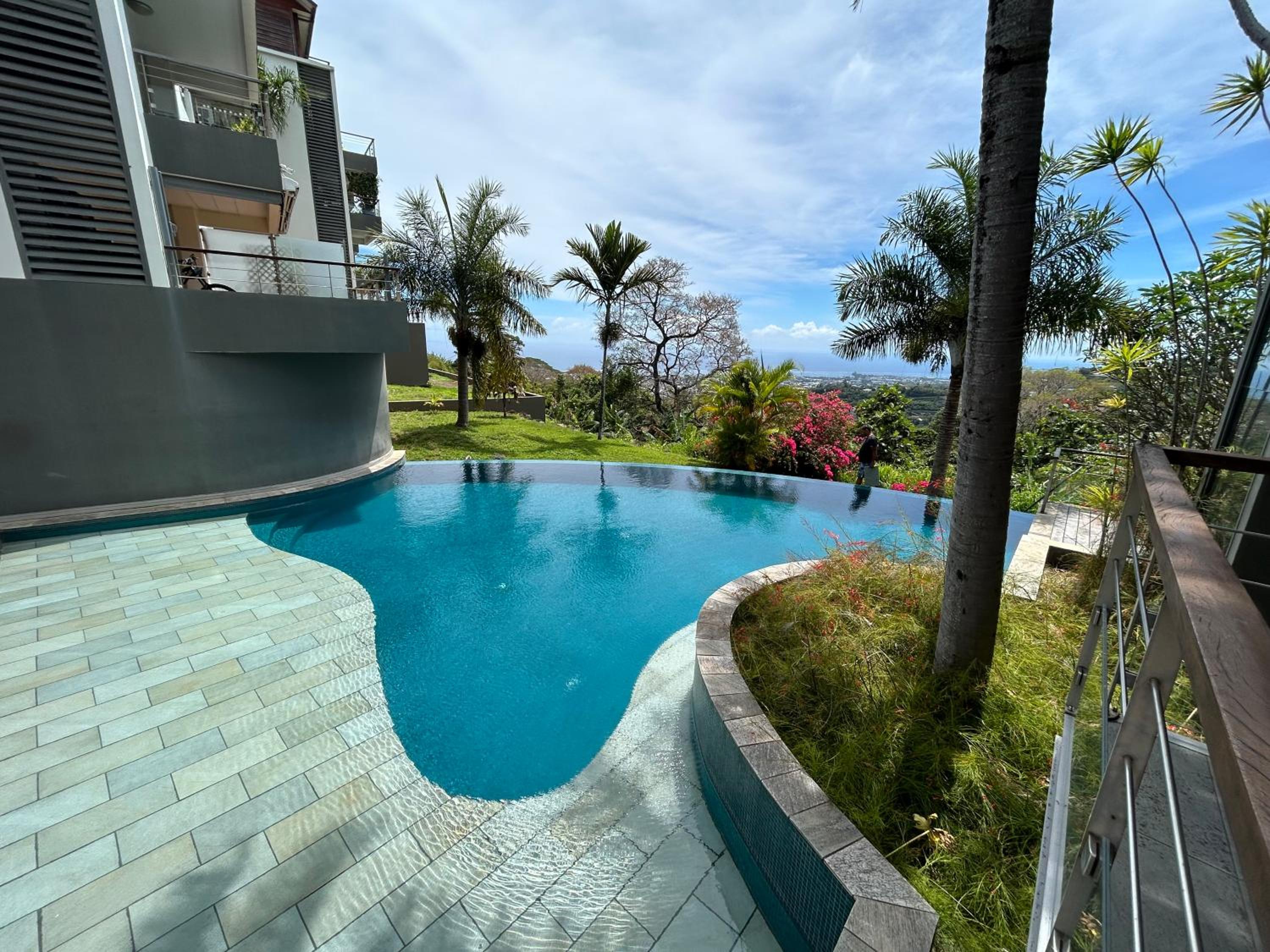 Cosy Vaikea Lodge, Pamatai road view 5